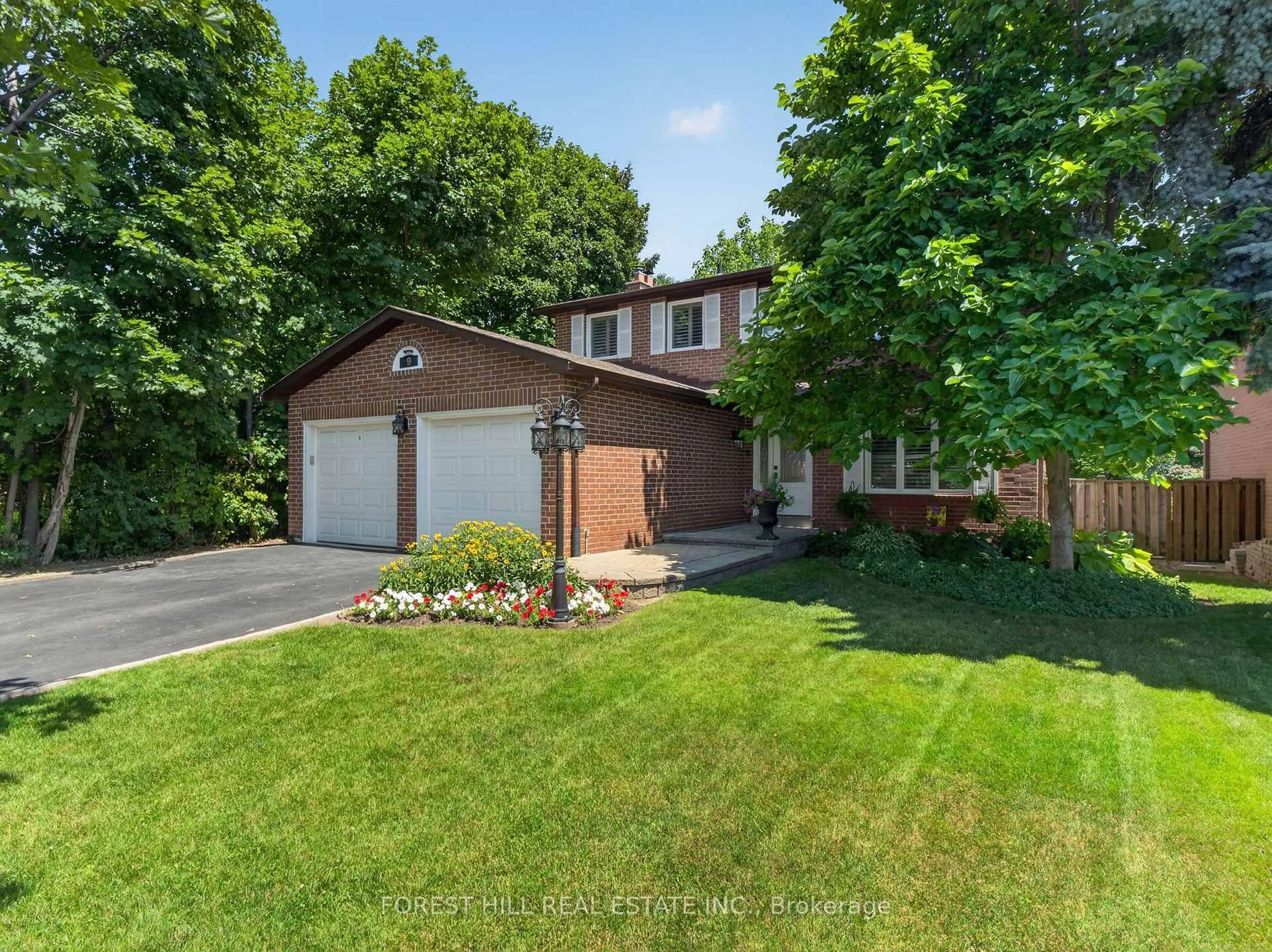A pic from outside/outdoor area/front of a property/back of a property/a pic from drone, street for 9 Tomlin Cres, Richmond Hill Ontario L4C 7T4