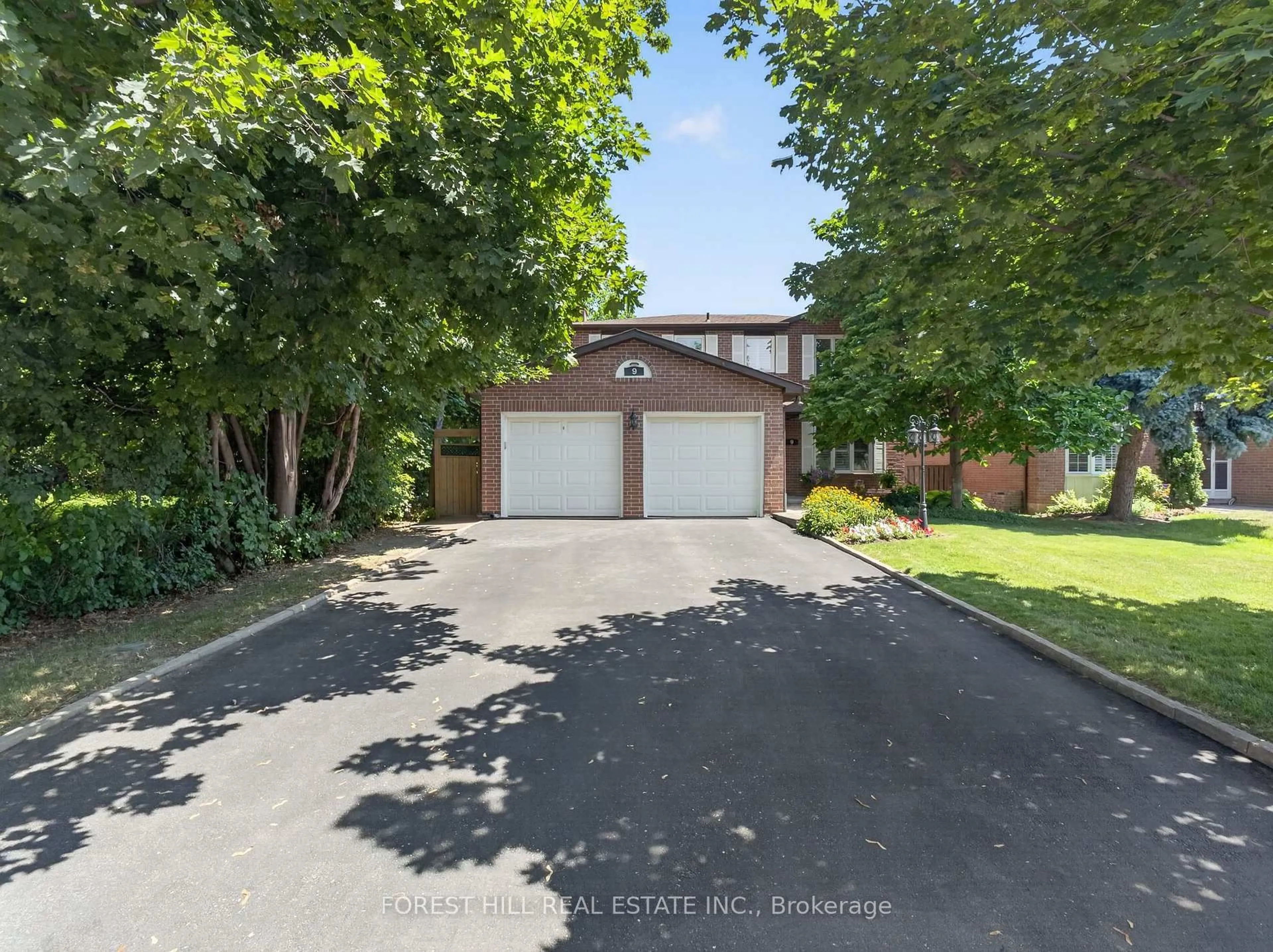 A pic from outside/outdoor area/front of a property/back of a property/a pic from drone, street for 9 Tomlin Cres, Richmond Hill Ontario L4C 7T4