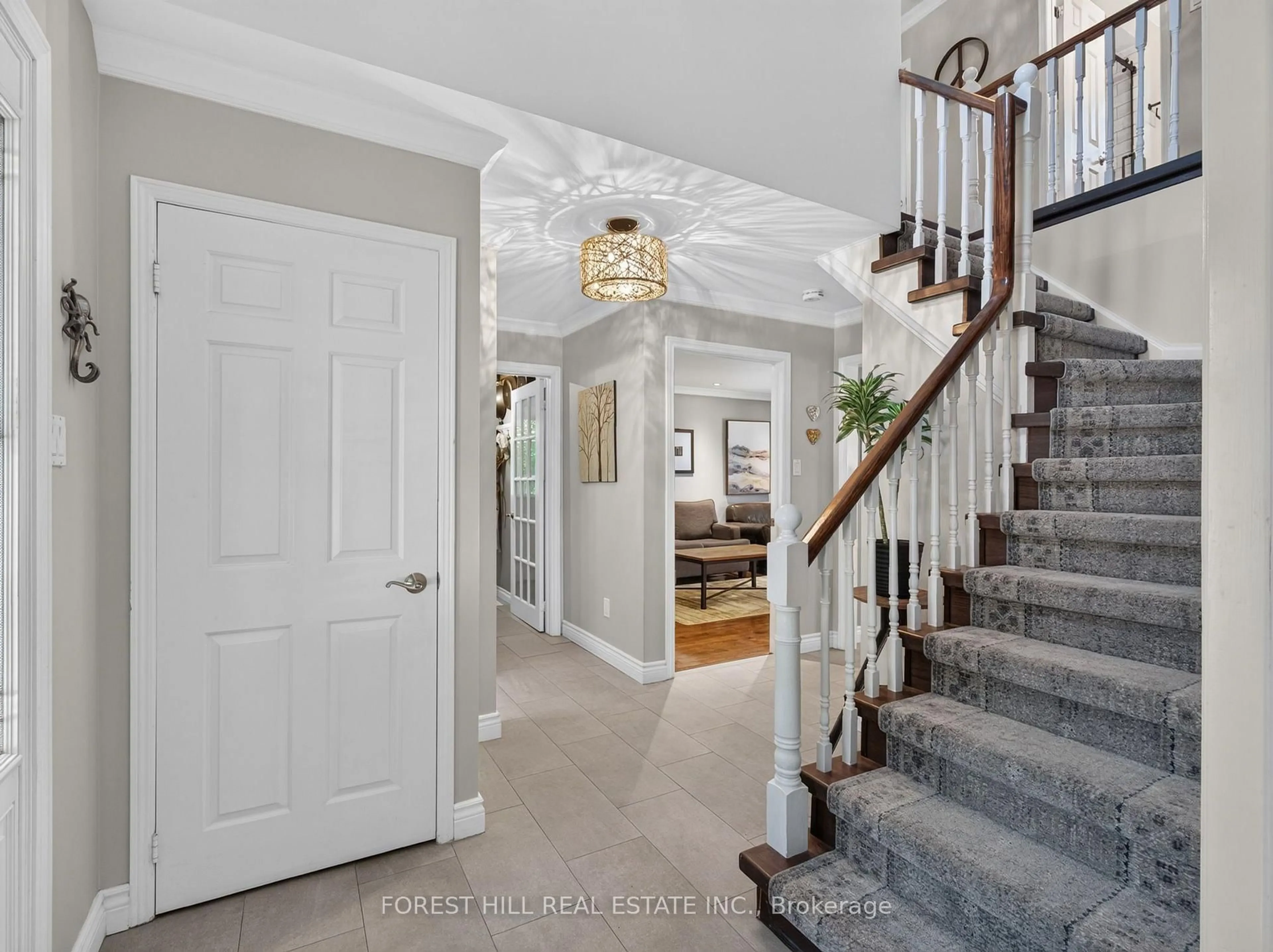 Indoor entryway for 9 Tomlin Cres, Richmond Hill Ontario L4C 7T4