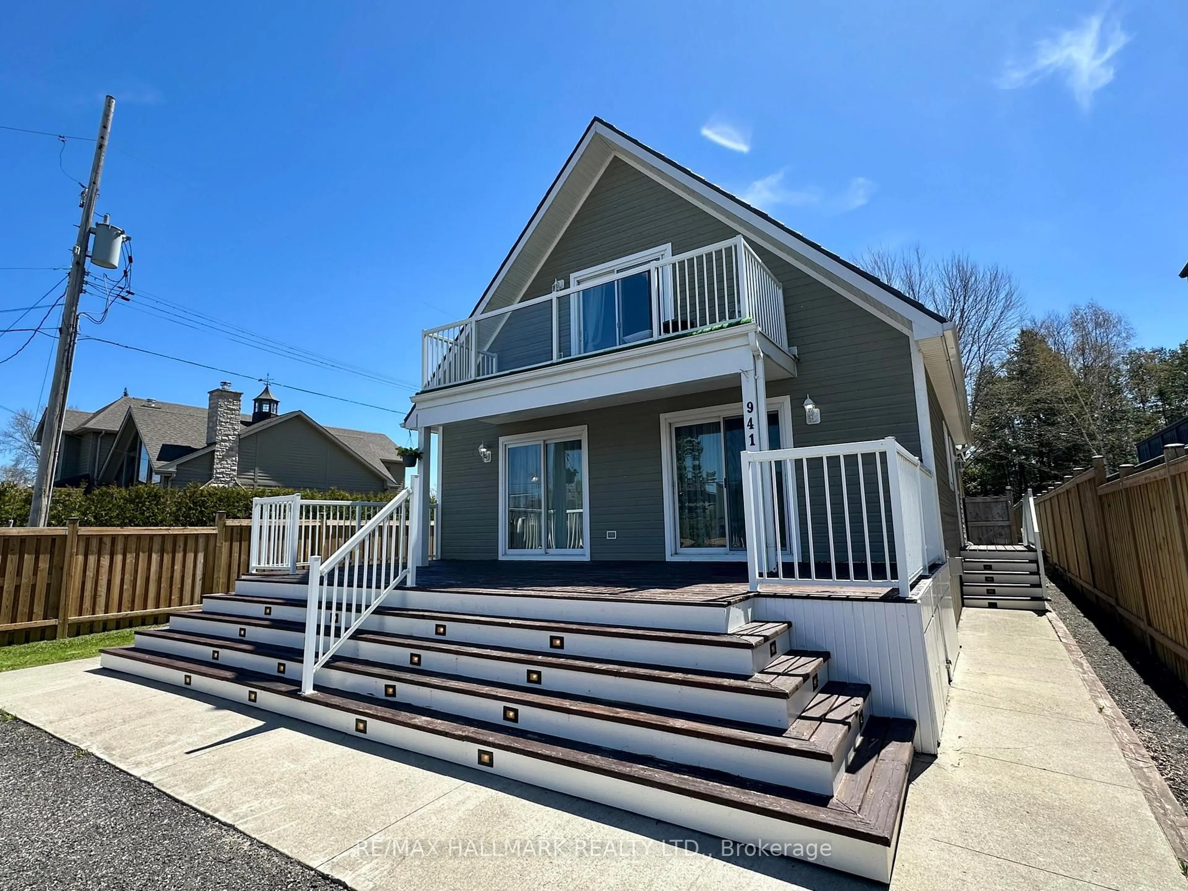 Home with vinyl exterior material, street for 941 Lake Dr, Georgina Ontario L4P 3E9