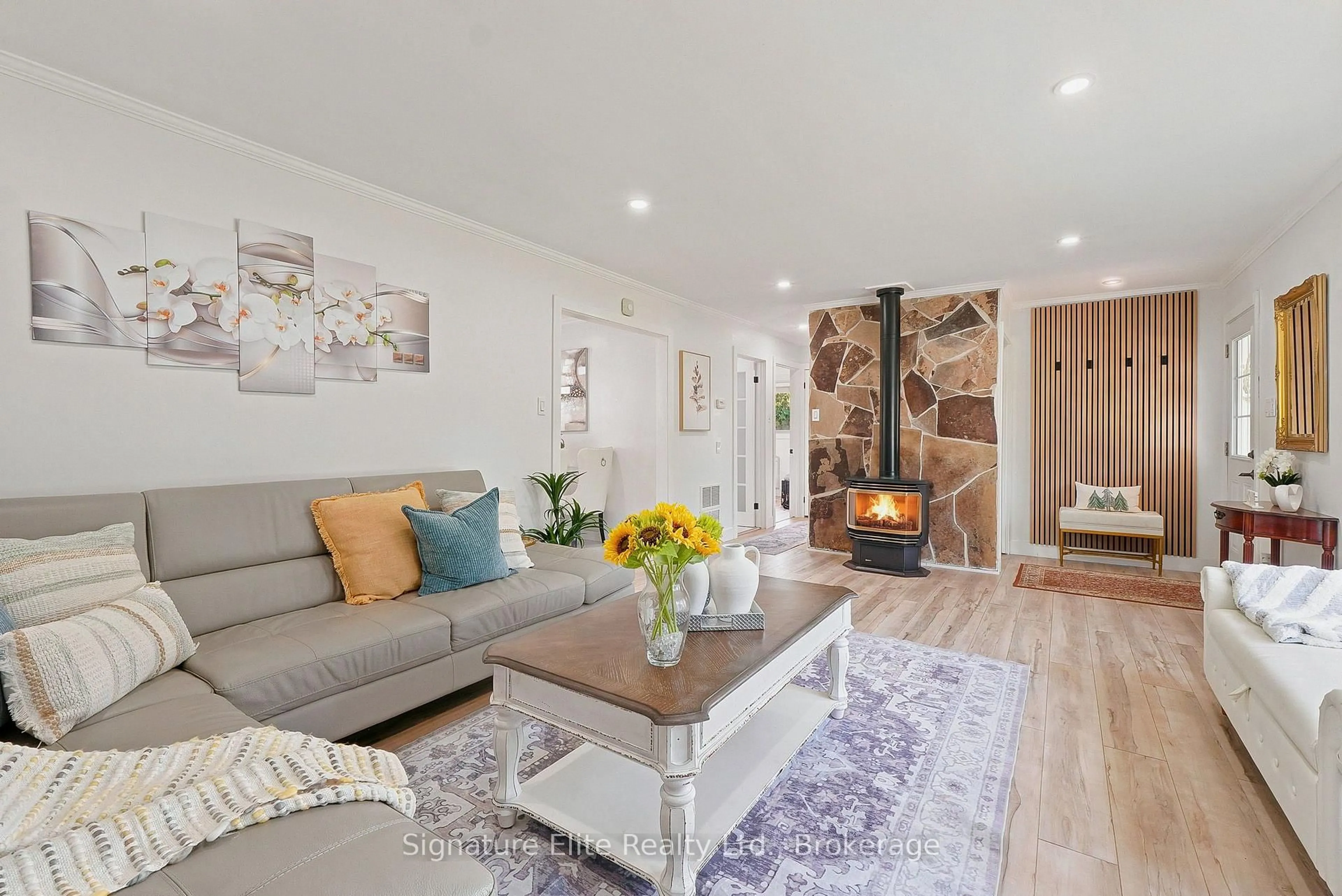Living room with furniture, wood/laminate floor for 1129 Lindy Lane, Innisfil Ontario L0L 1R0