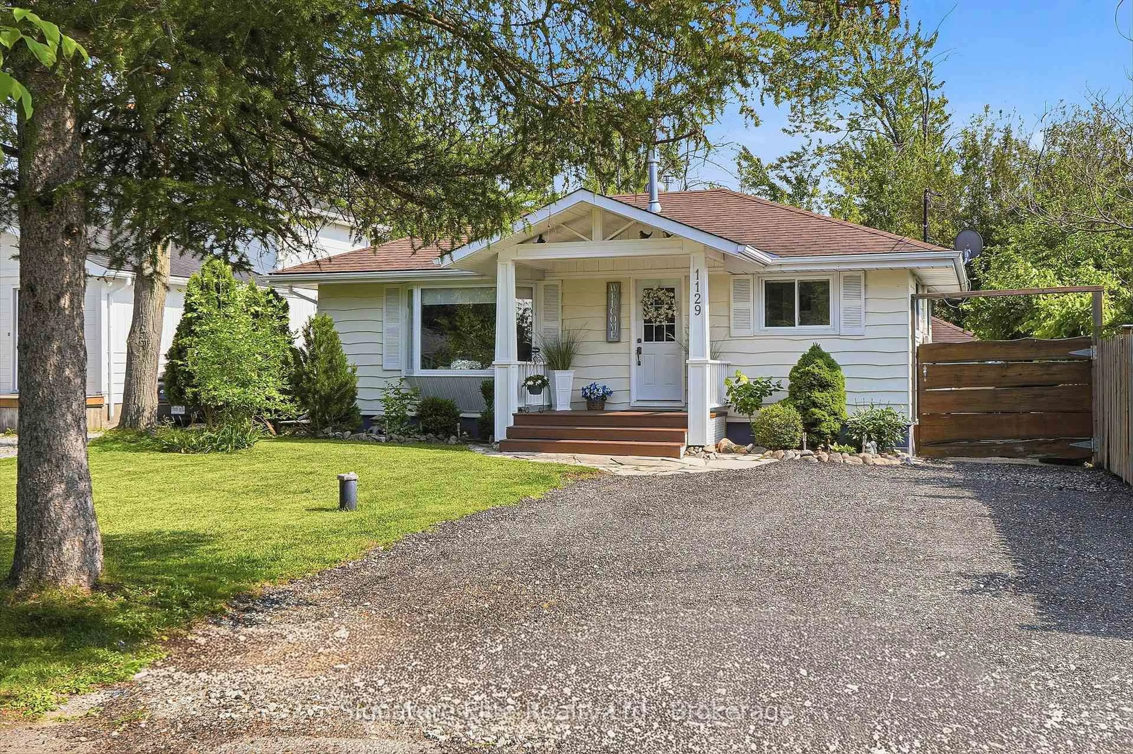 Home with vinyl exterior material, street for 1129 Lindy Lane, Innisfil Ontario L0L 1R0