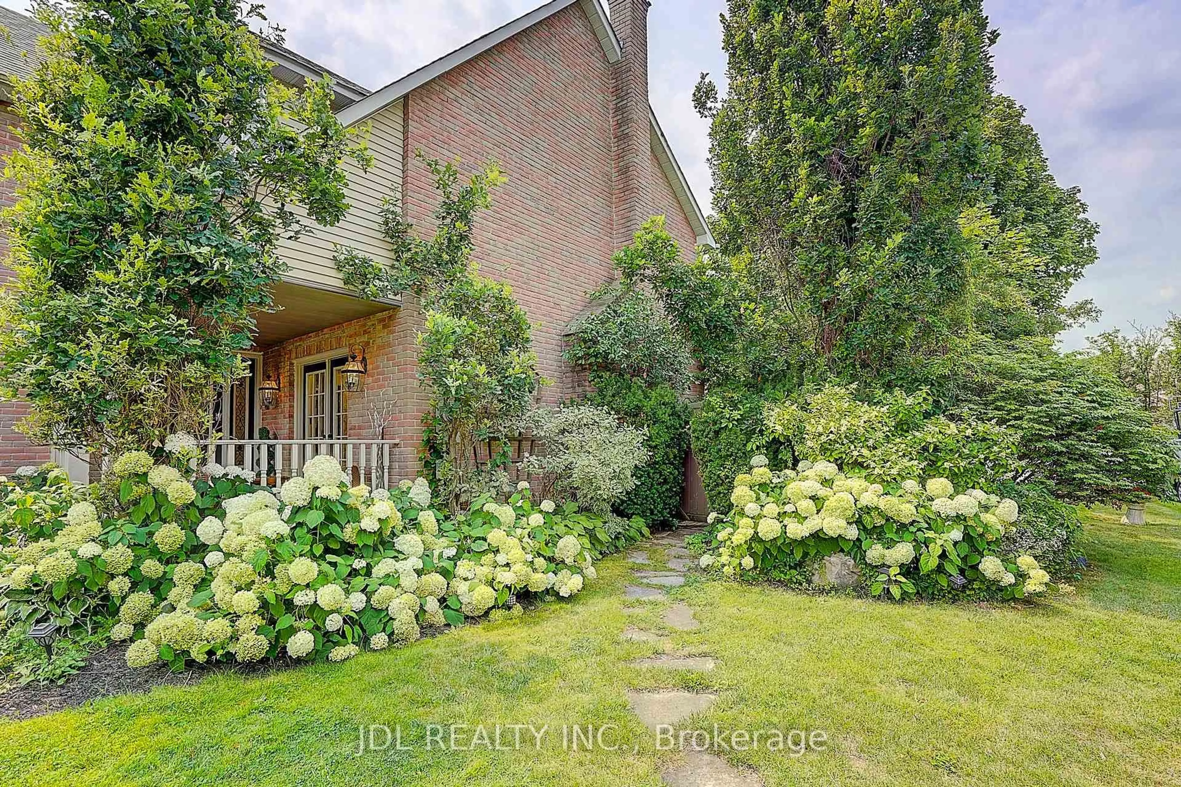 Patio, street for 84 Longwater Chse, Markham Ontario L3R 4A8