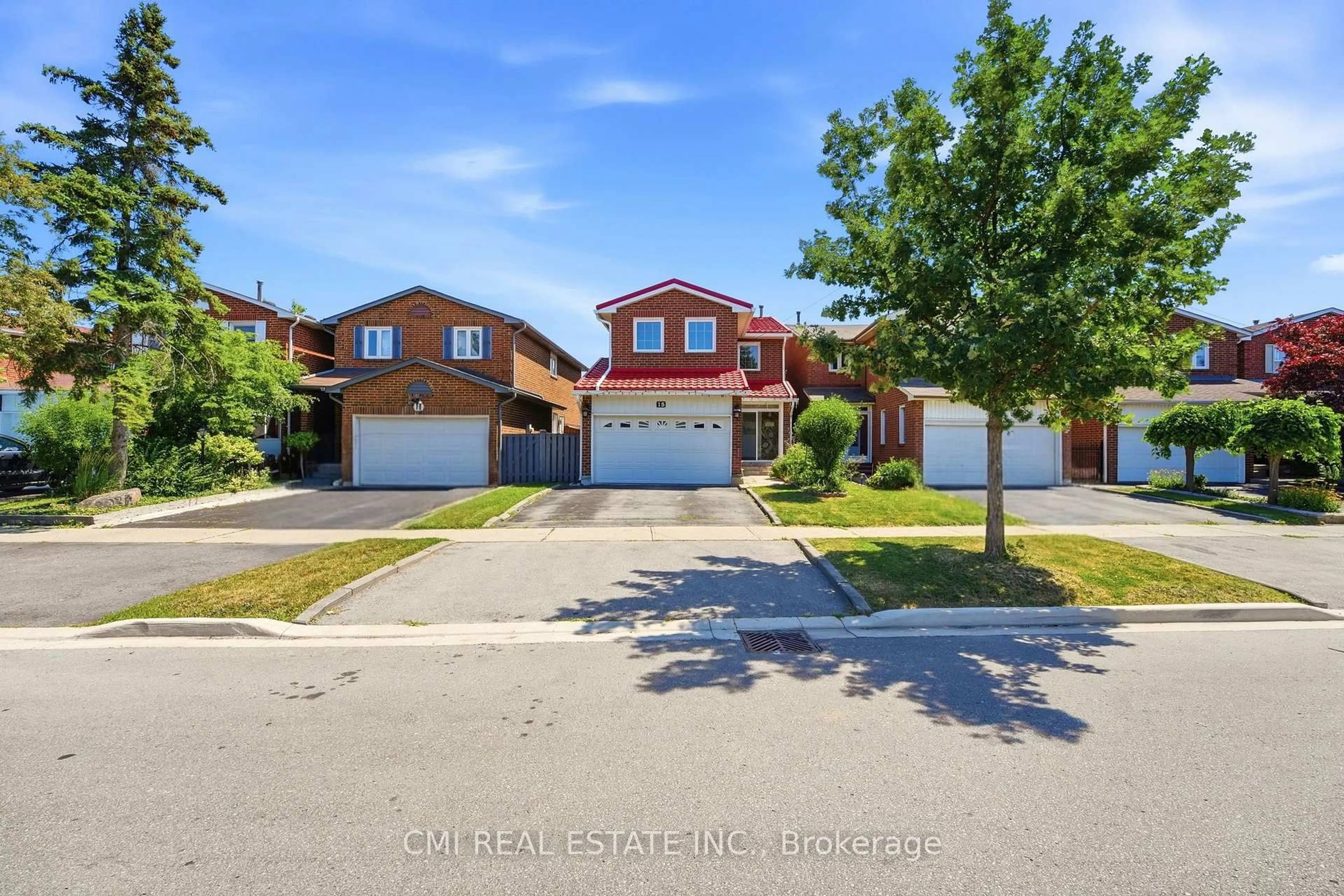A pic from outside/outdoor area/front of a property/back of a property/a pic from drone, street for 15 Cog Hill Dr, Vaughan Ontario L4K 1M6