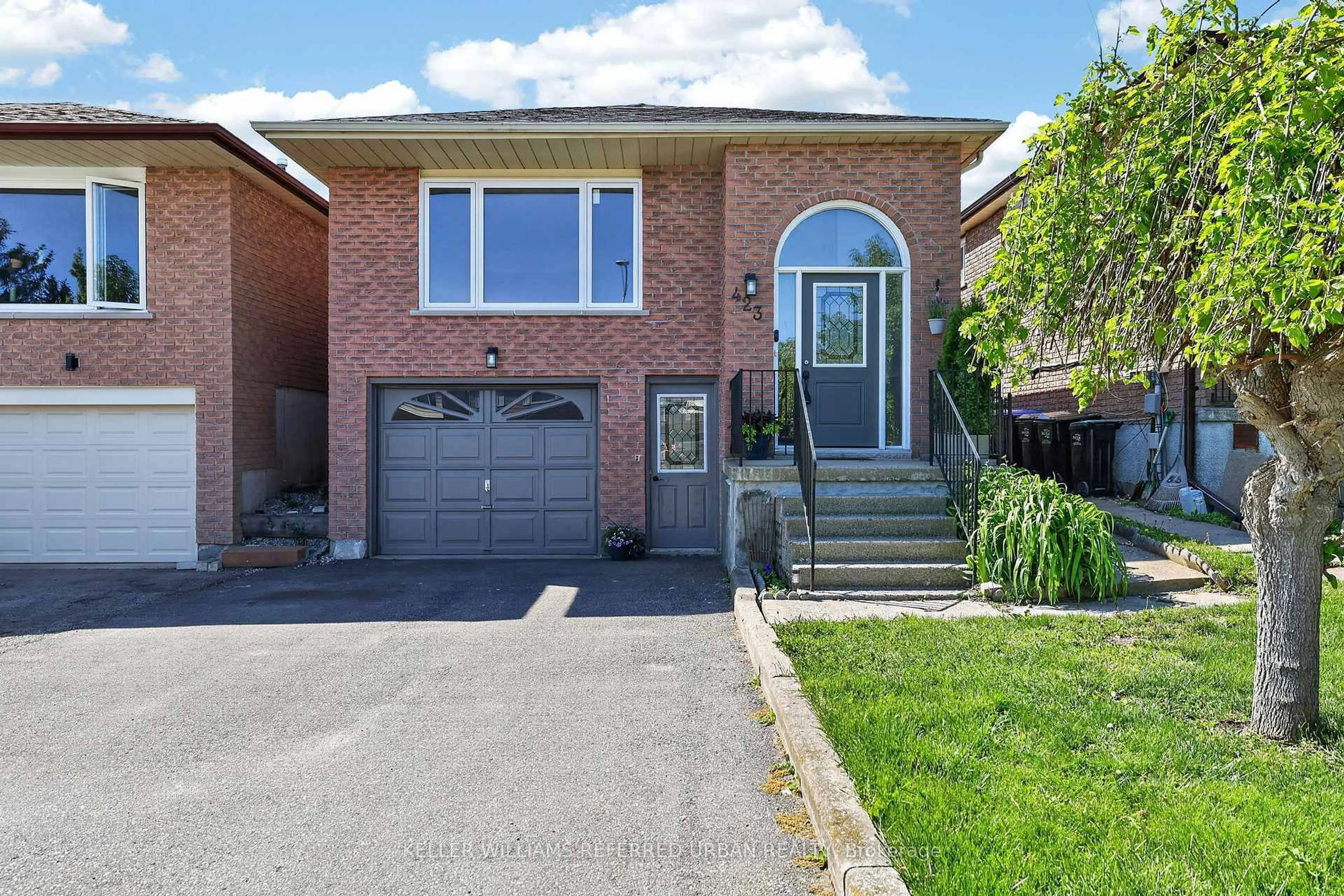 Home with brick exterior material, street for 423 Britannia Ave, Bradford West Gwillimbury Ontario L3Z 2C8