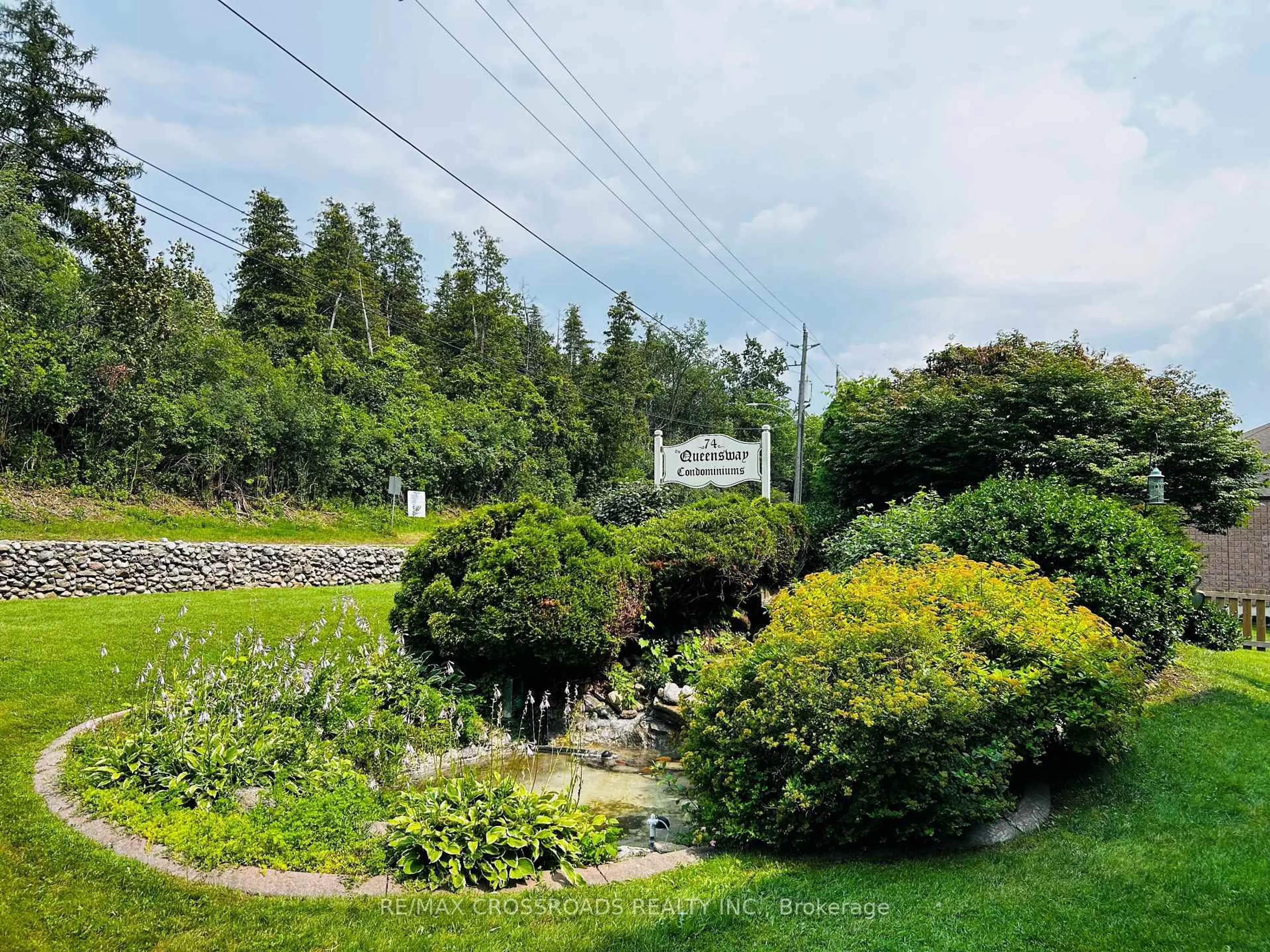 A pic from outside/outdoor area/front of a property/back of a property/a pic from drone, mountain view for 74 The Queensway South Rd #106, Georgina Ontario L4P 1Z3