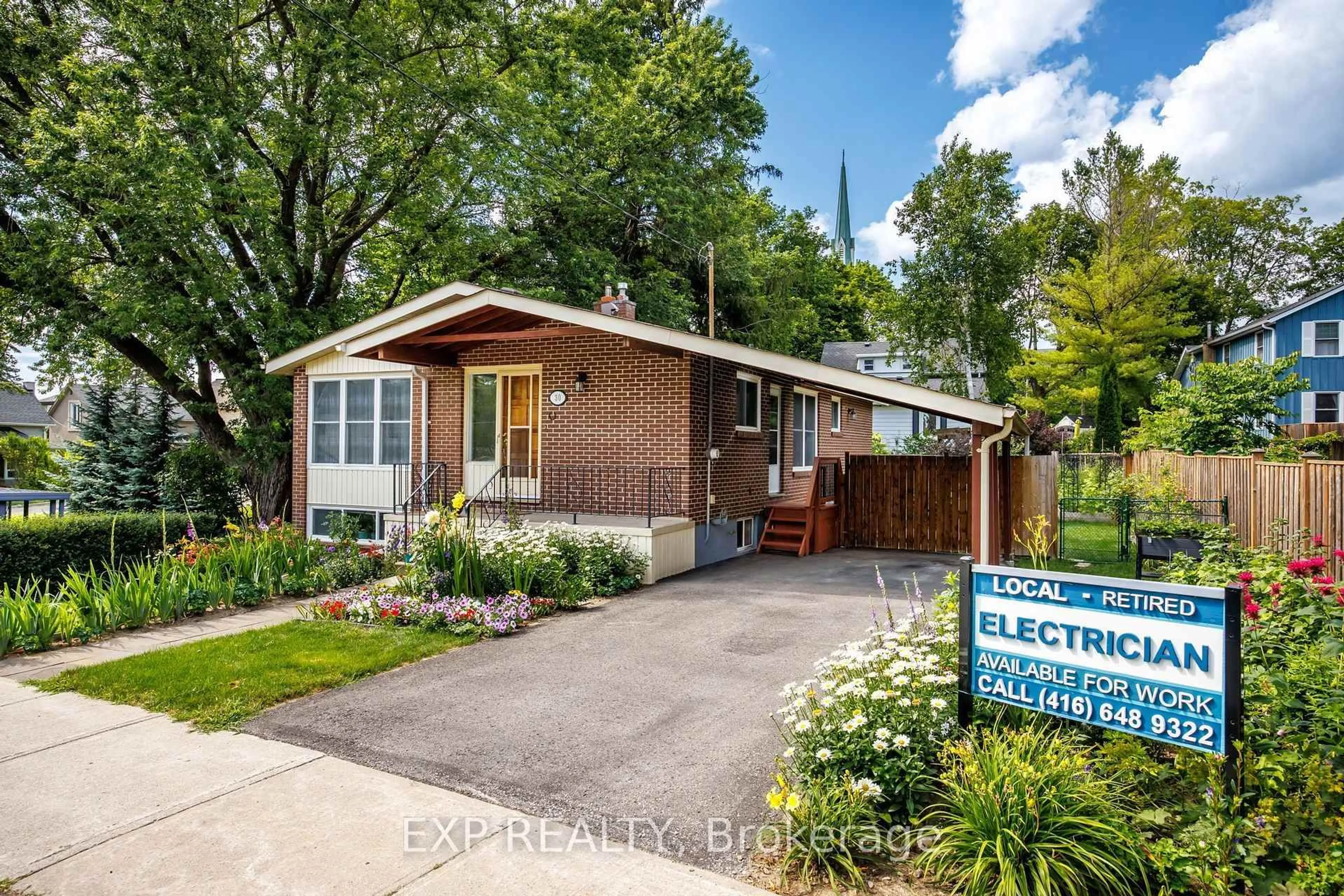 Home with vinyl exterior material, street for 30 Harrison Ave, Aurora Ontario L4G 1E1