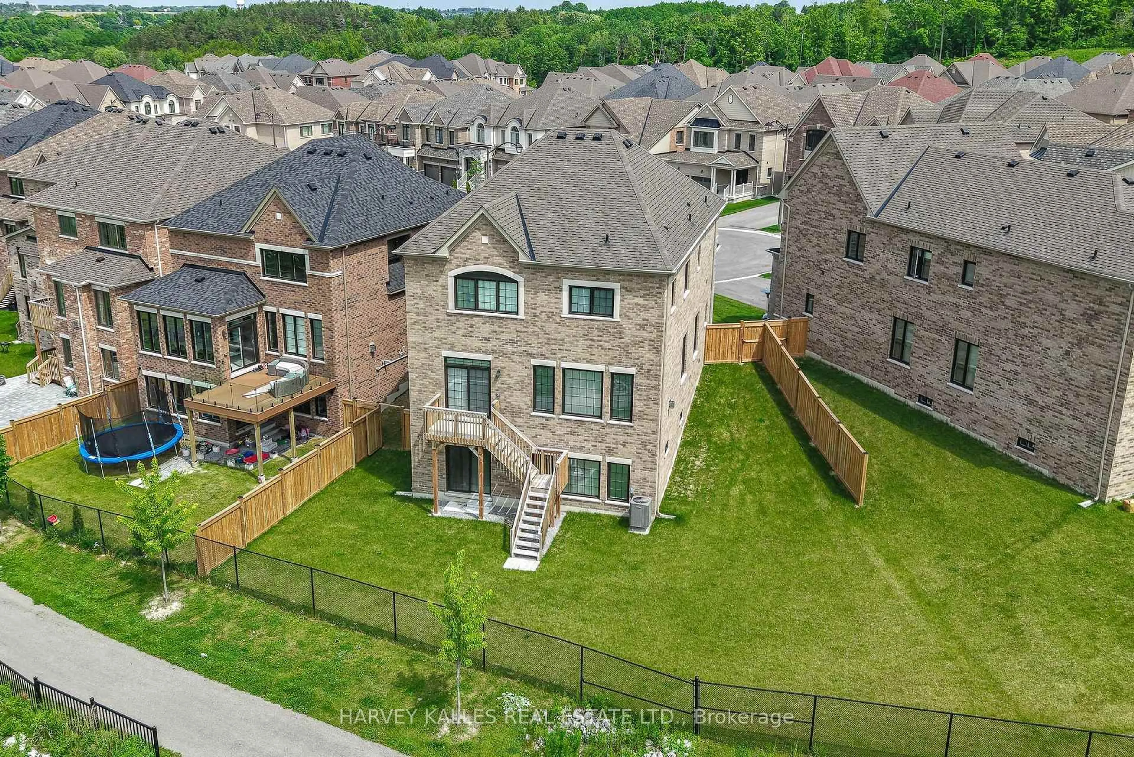 A pic from outside/outdoor area/front of a property/back of a property/a pic from drone, unknown for 4 Meadow Vista Cres, East Gwillimbury Ontario L9N 0T4