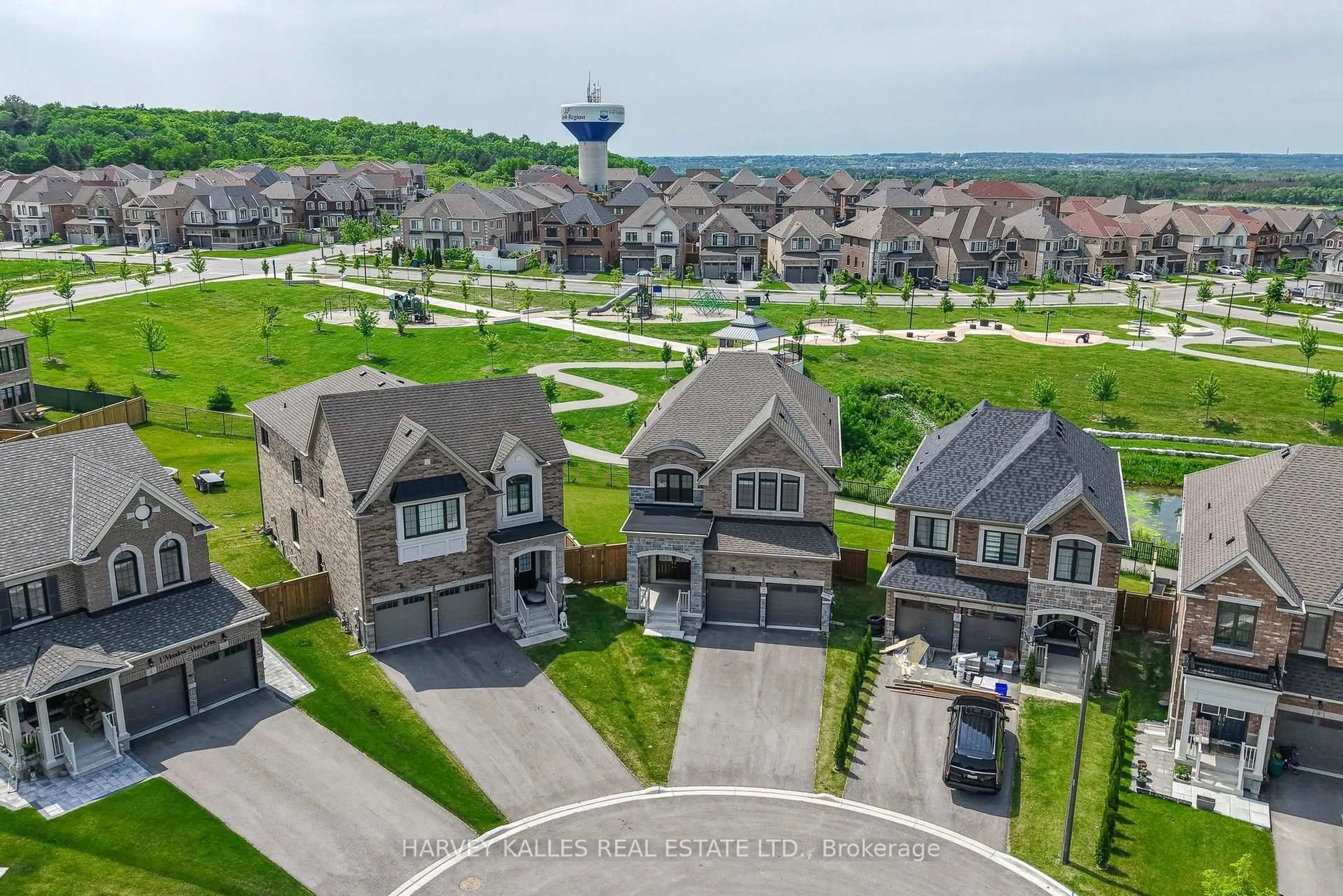 A pic from outside/outdoor area/front of a property/back of a property/a pic from drone, street for 4 Meadow Vista Cres, East Gwillimbury Ontario L9N 0T4