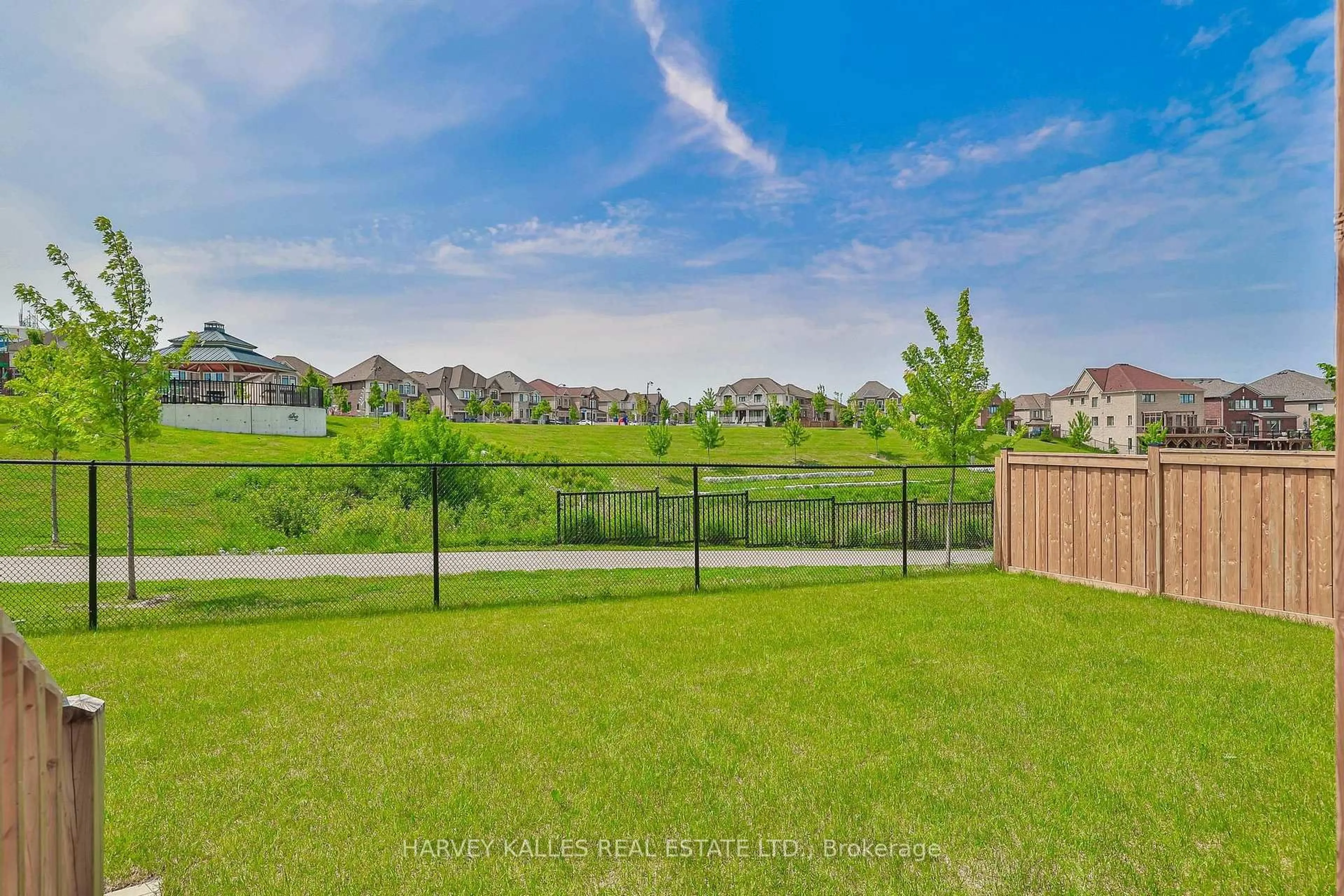 A pic from outside/outdoor area/front of a property/back of a property/a pic from drone, water/lake/river/ocean view for 4 Meadow Vista Cres, East Gwillimbury Ontario L9N 0T4