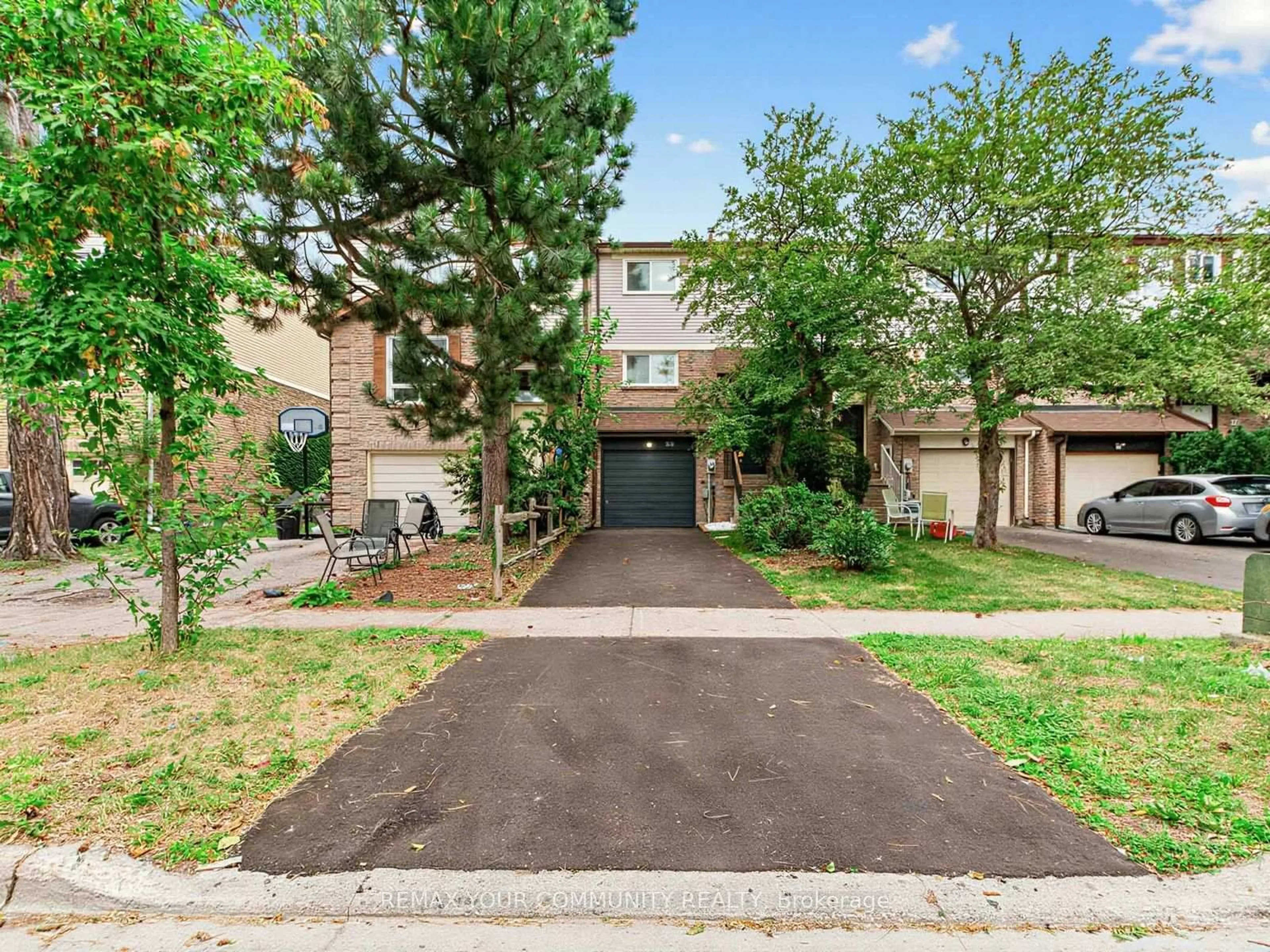 A pic from outside/outdoor area/front of a property/back of a property/a pic from drone, street for 88 Dana Cres, Vaughan Ontario L4J 2R5