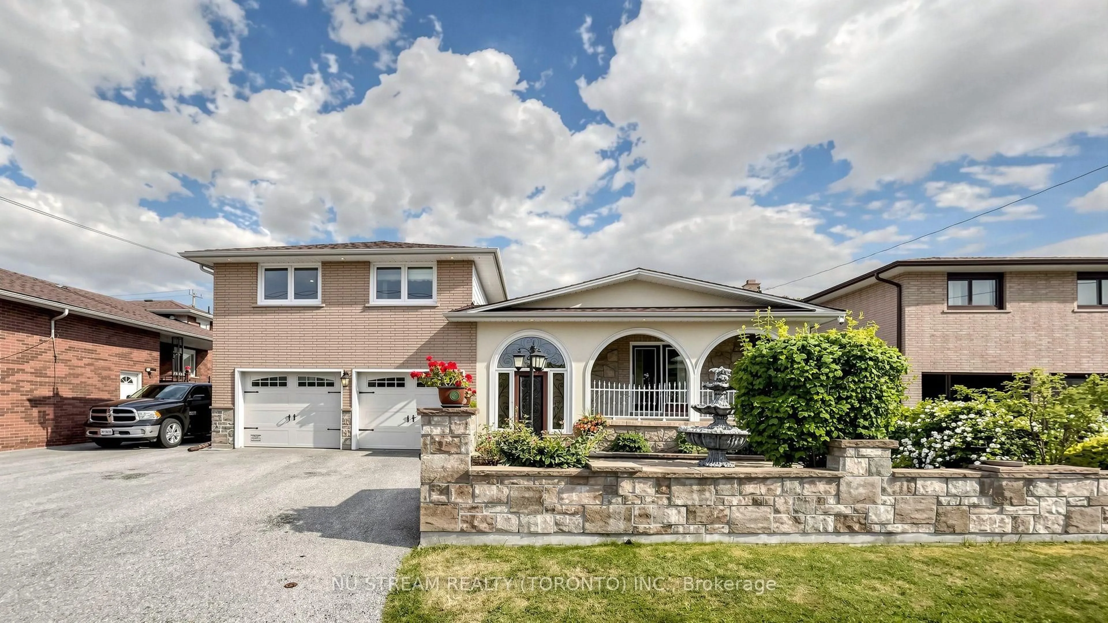 Home with brick exterior material, street for 70 Back St, Bradford West Gwillimbury Ontario L3Z 2B7