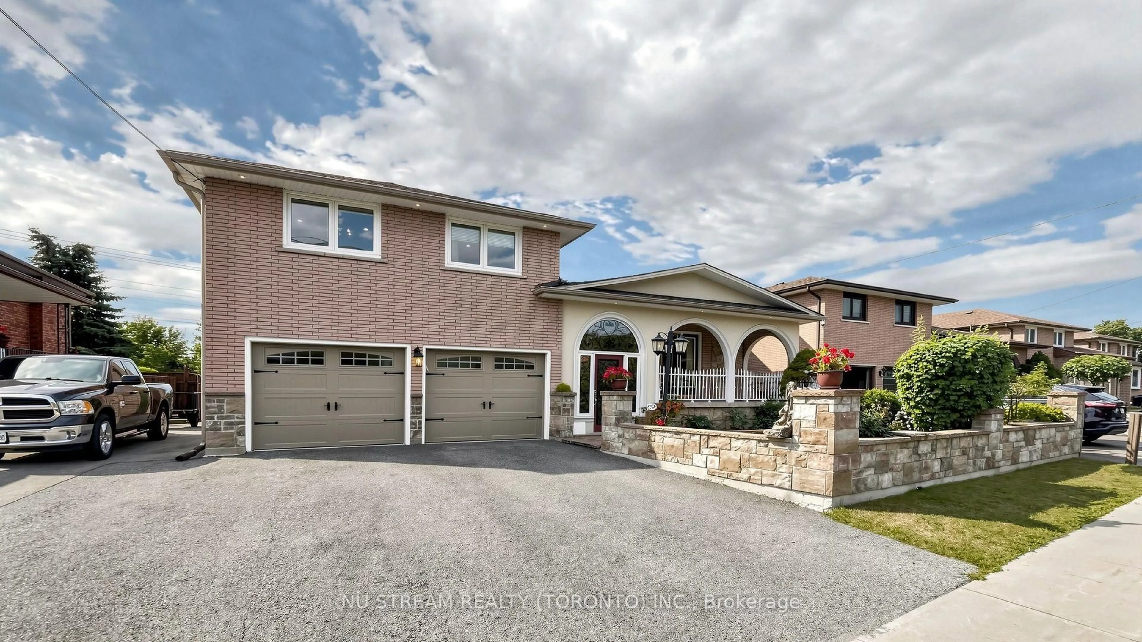 Home with brick exterior material, street for 70 Back St, Bradford West Gwillimbury Ontario L3Z 2B7