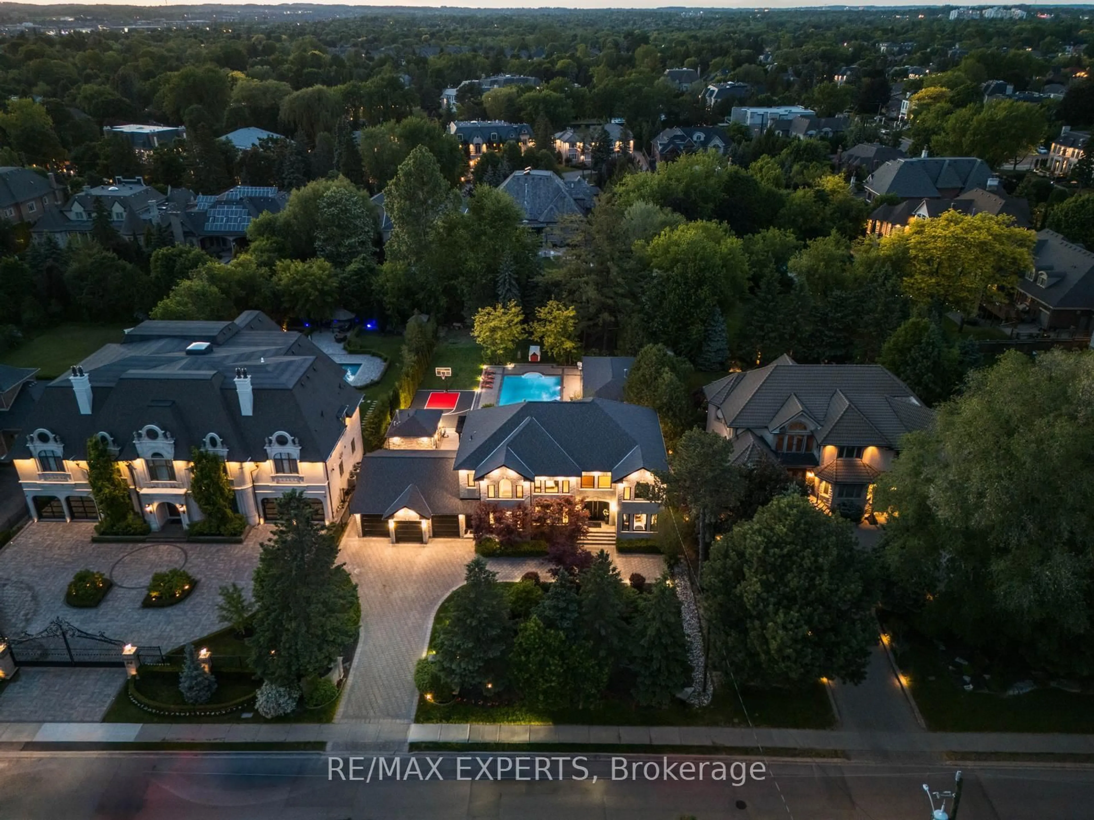 A pic from outside/outdoor area/front of a property/back of a property/a pic from drone, street for 82 Westwood Lane, Richmond Hill Ontario L4C 6Y2