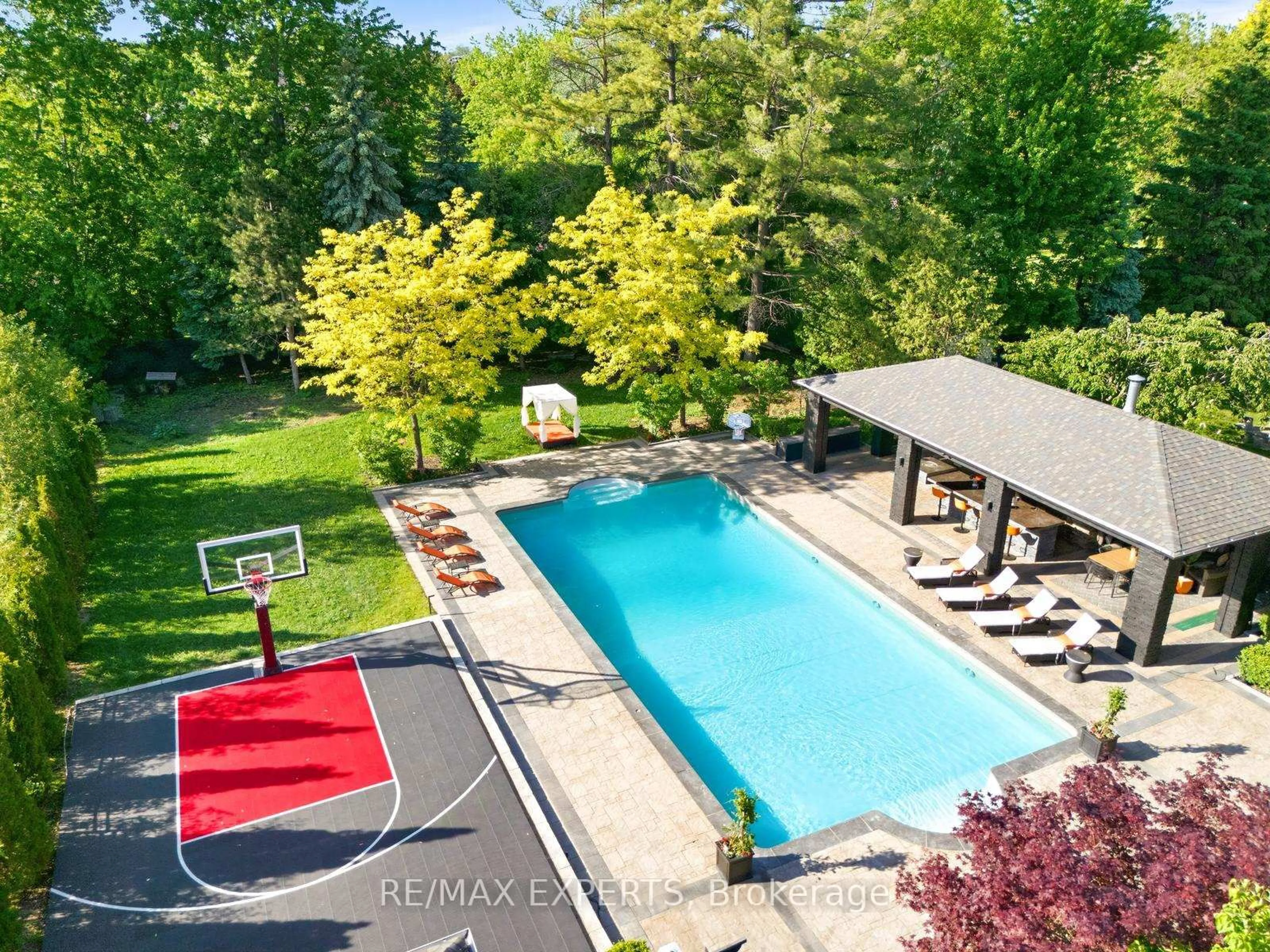 A pic from outside/outdoor area/front of a property/back of a property/a pic from drone, water/lake/river/ocean view for 82 Westwood Lane, Richmond Hill Ontario L4C 6Y2