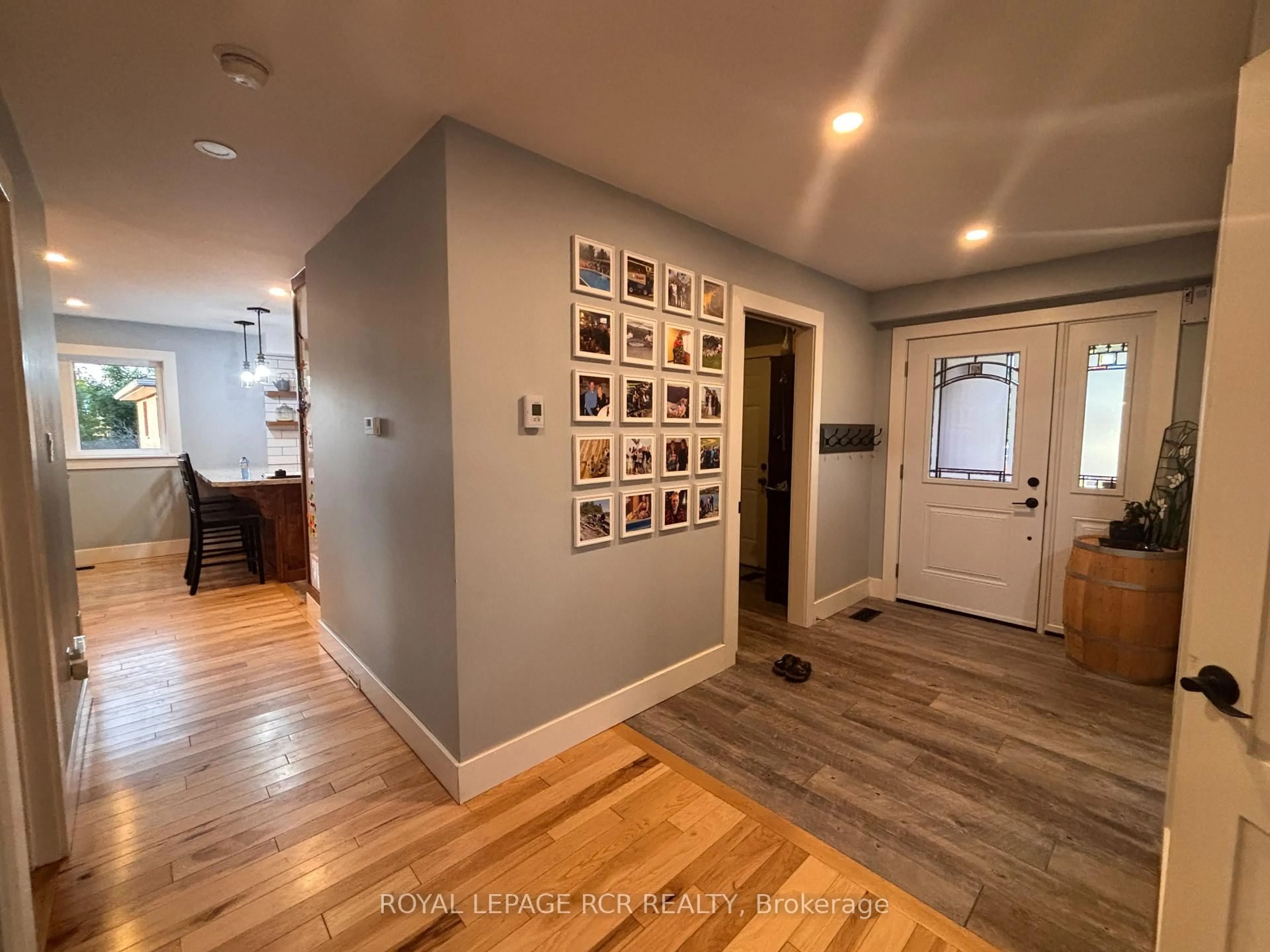 Indoor entryway for 16 Loree Dr, Adjala-Tosorontio Ontario L0M 1J0