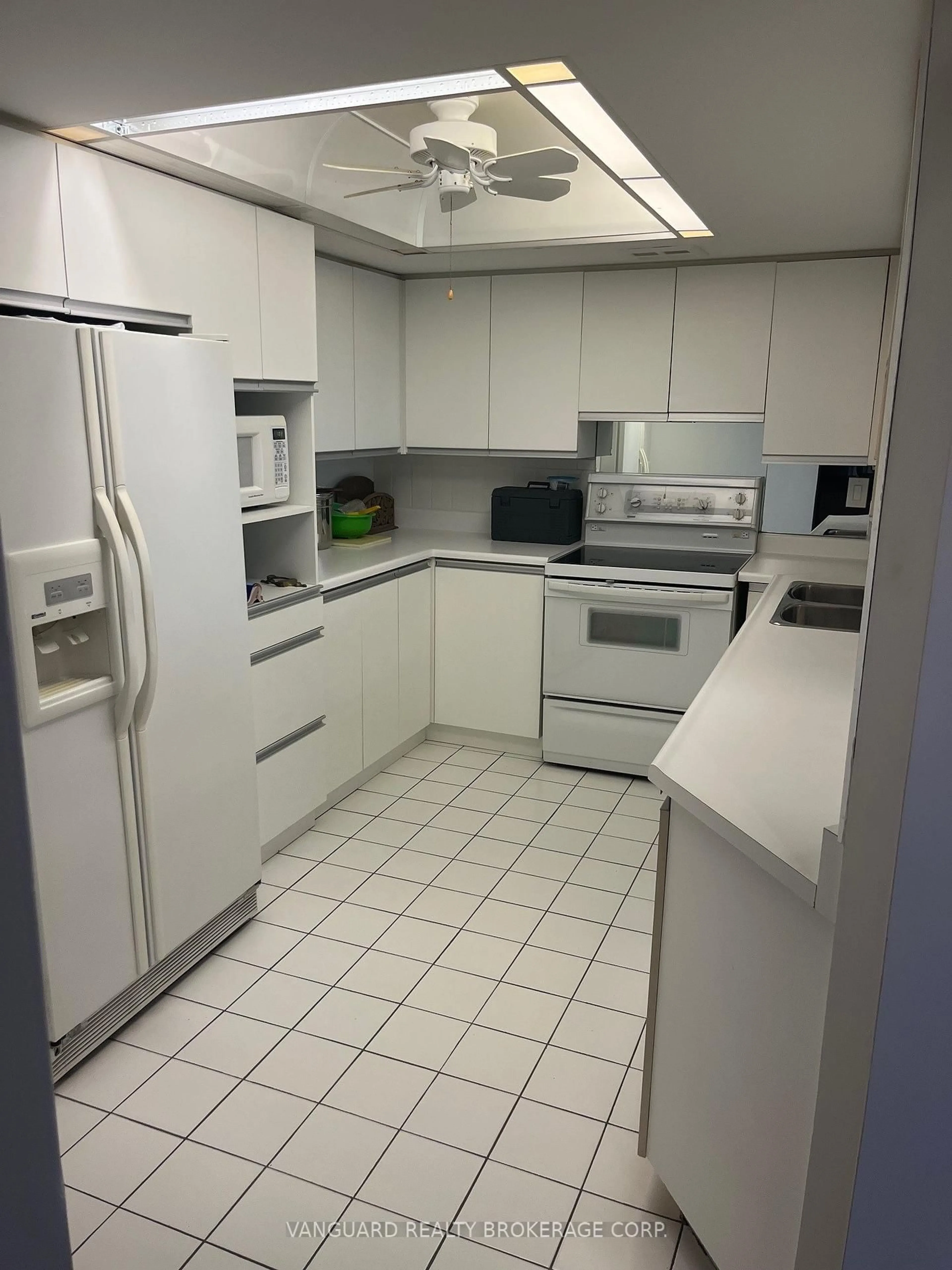 Standard kitchen, unknown for 7460 Bathurst St #1706, Vaughan Ontario L4J 7K9