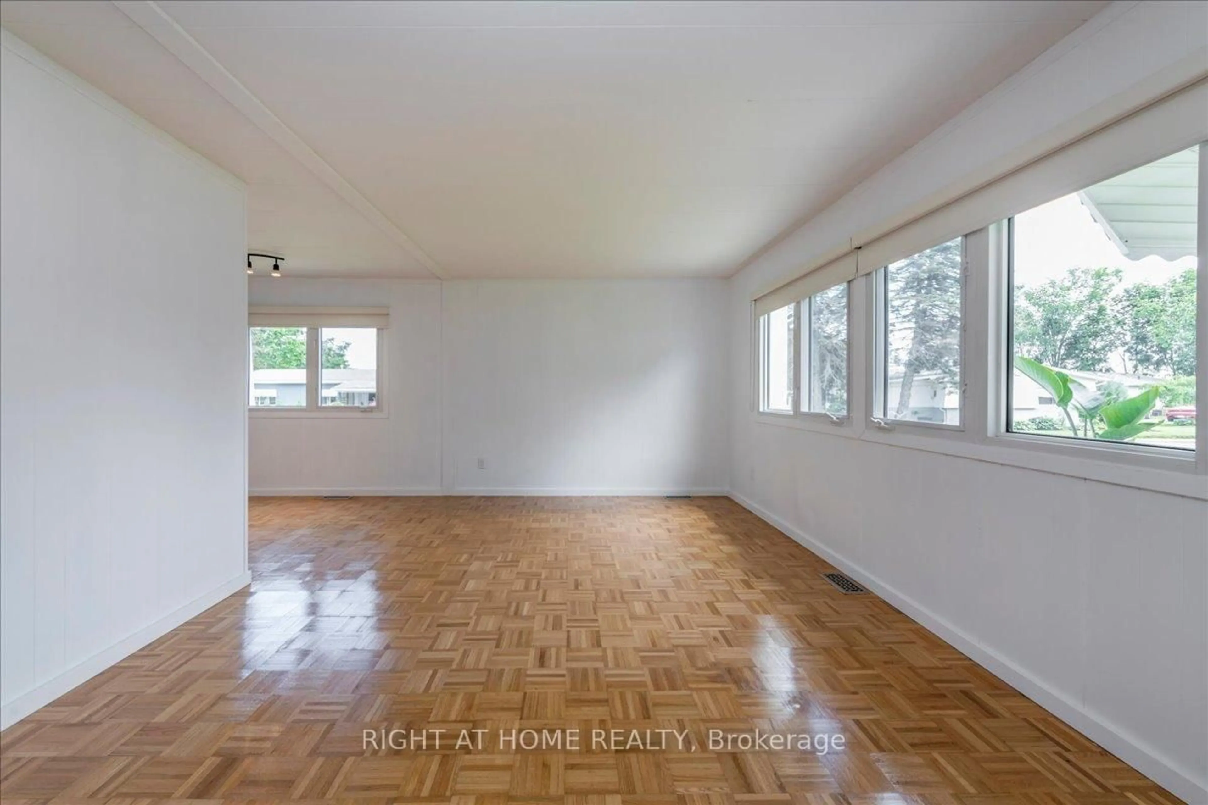 A pic of a room for 15 Flora Dr, Innisfil Ontario L9S 1R3