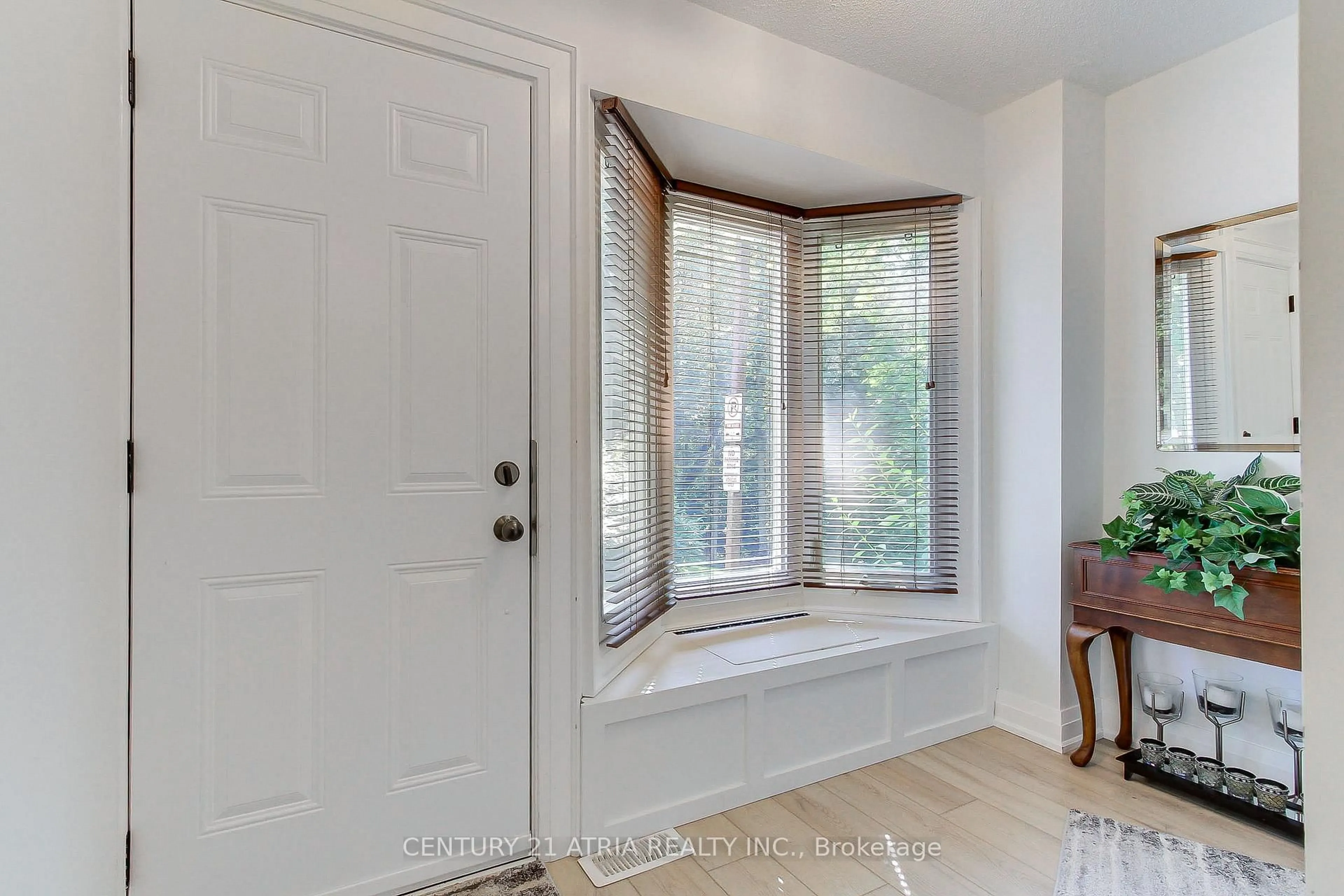 Indoor entryway for 27 Anderson Pl, Aurora Ontario L4G 6G4