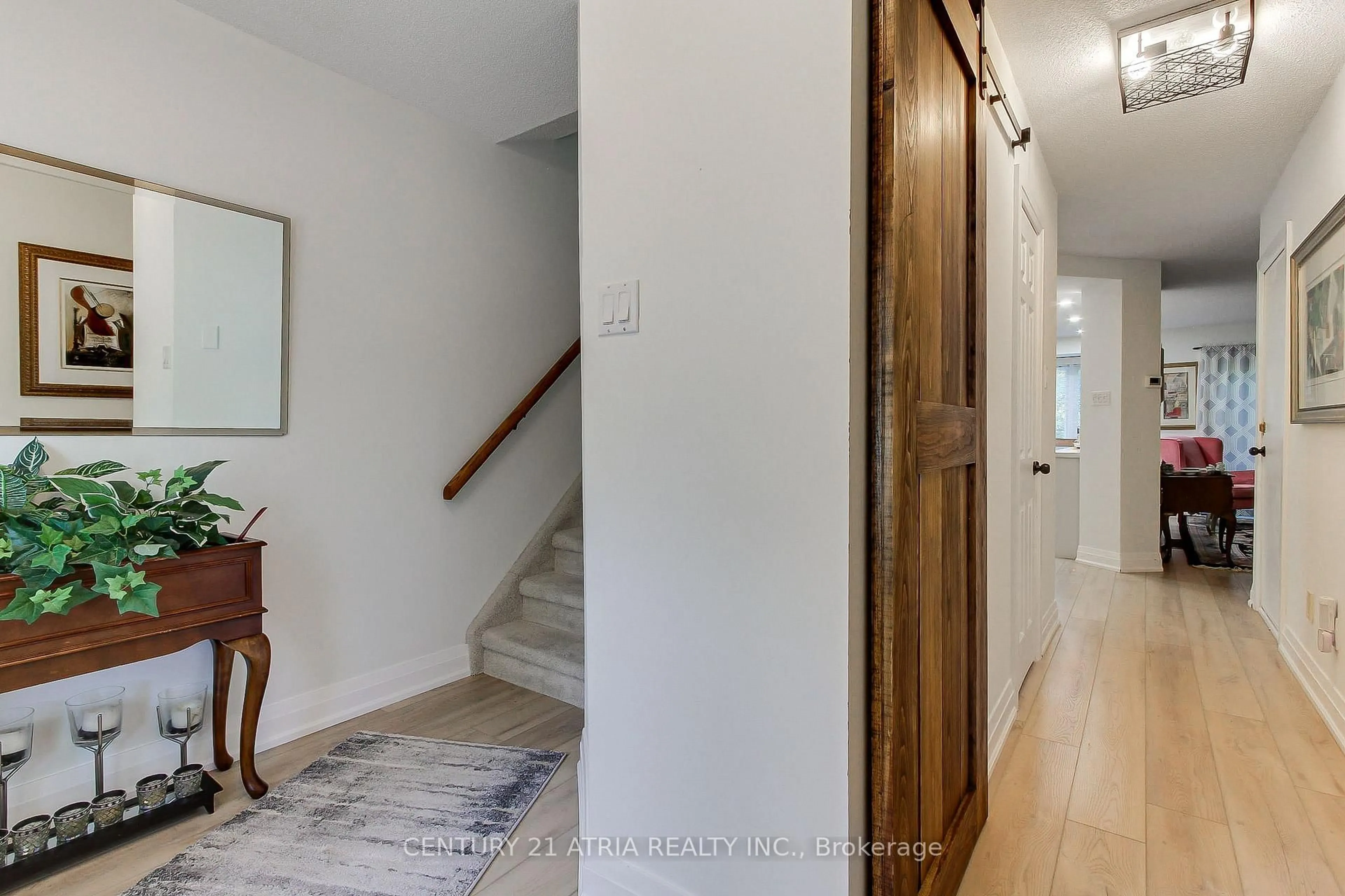 Indoor entryway for 27 Anderson Pl, Aurora Ontario L4G 6G4