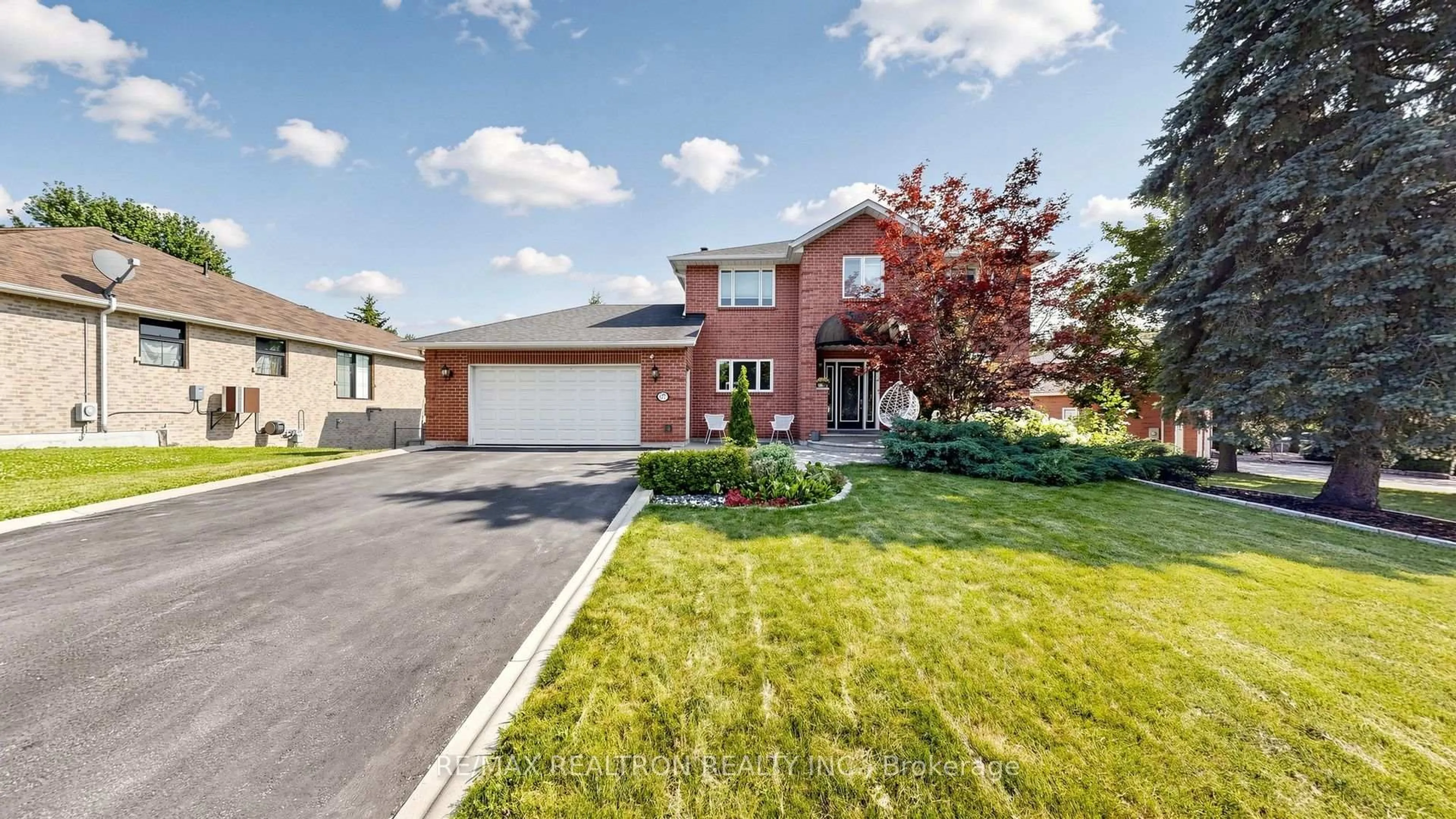 Home with brick exterior material, street for 97 Thompson Dr, East Gwillimbury Ontario L9N 1E2