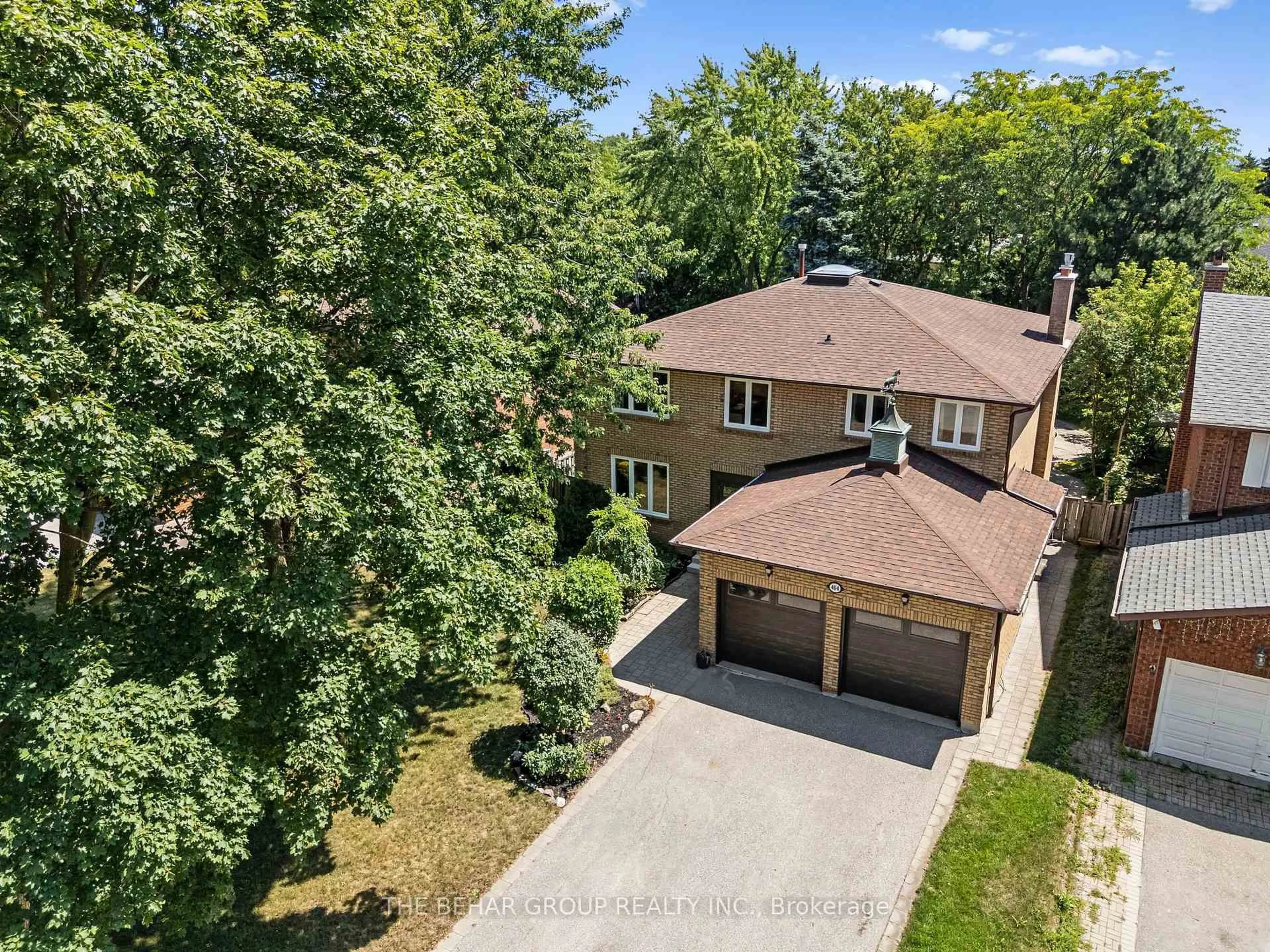 A pic from outside/outdoor area/front of a property/back of a property/a pic from drone, street for 404 Easy St, Richmond Hill Ontario L4C 5M6