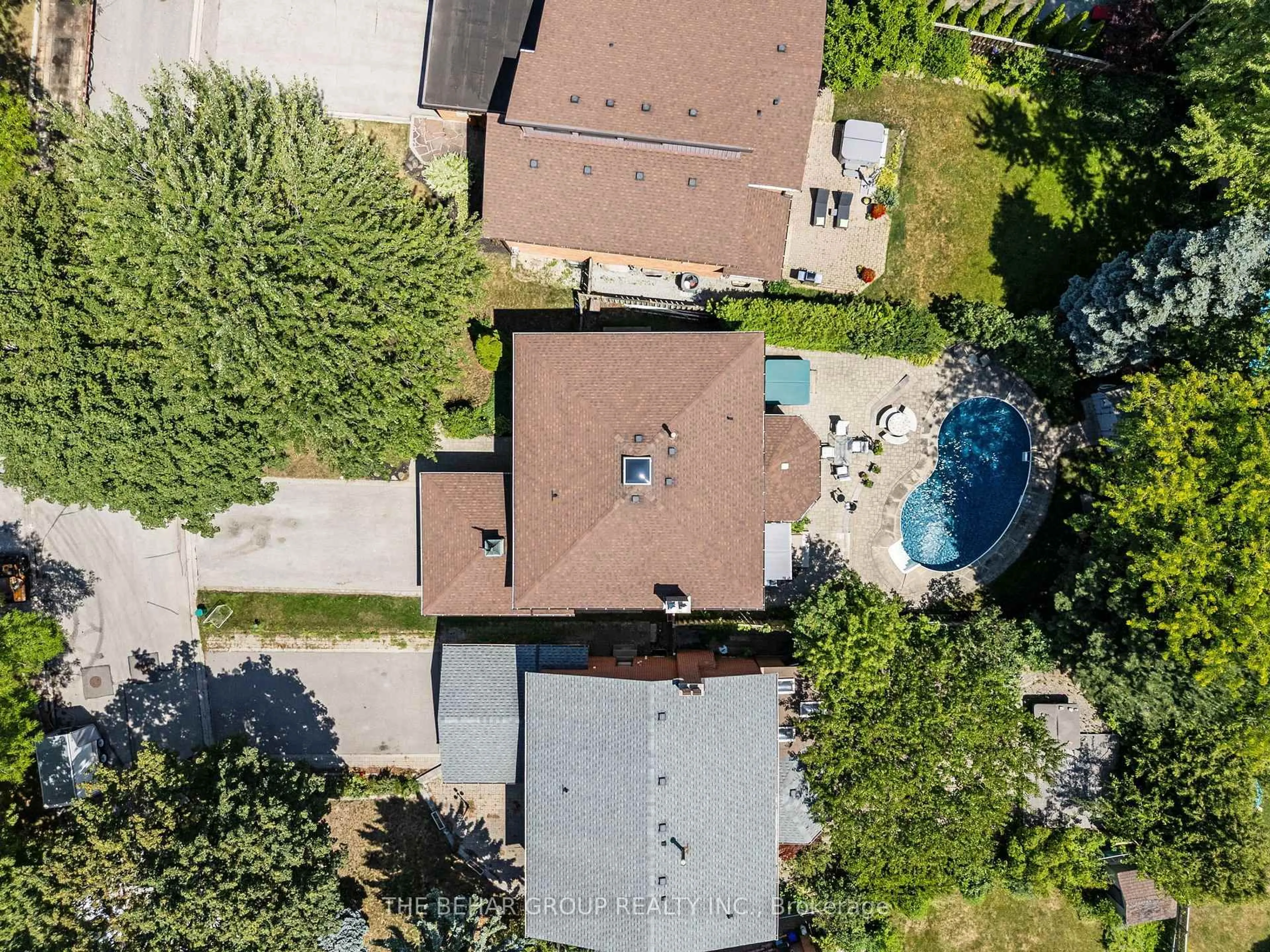 A pic from outside/outdoor area/front of a property/back of a property/a pic from drone, unknown for 404 Easy St, Richmond Hill Ontario L4C 5M6