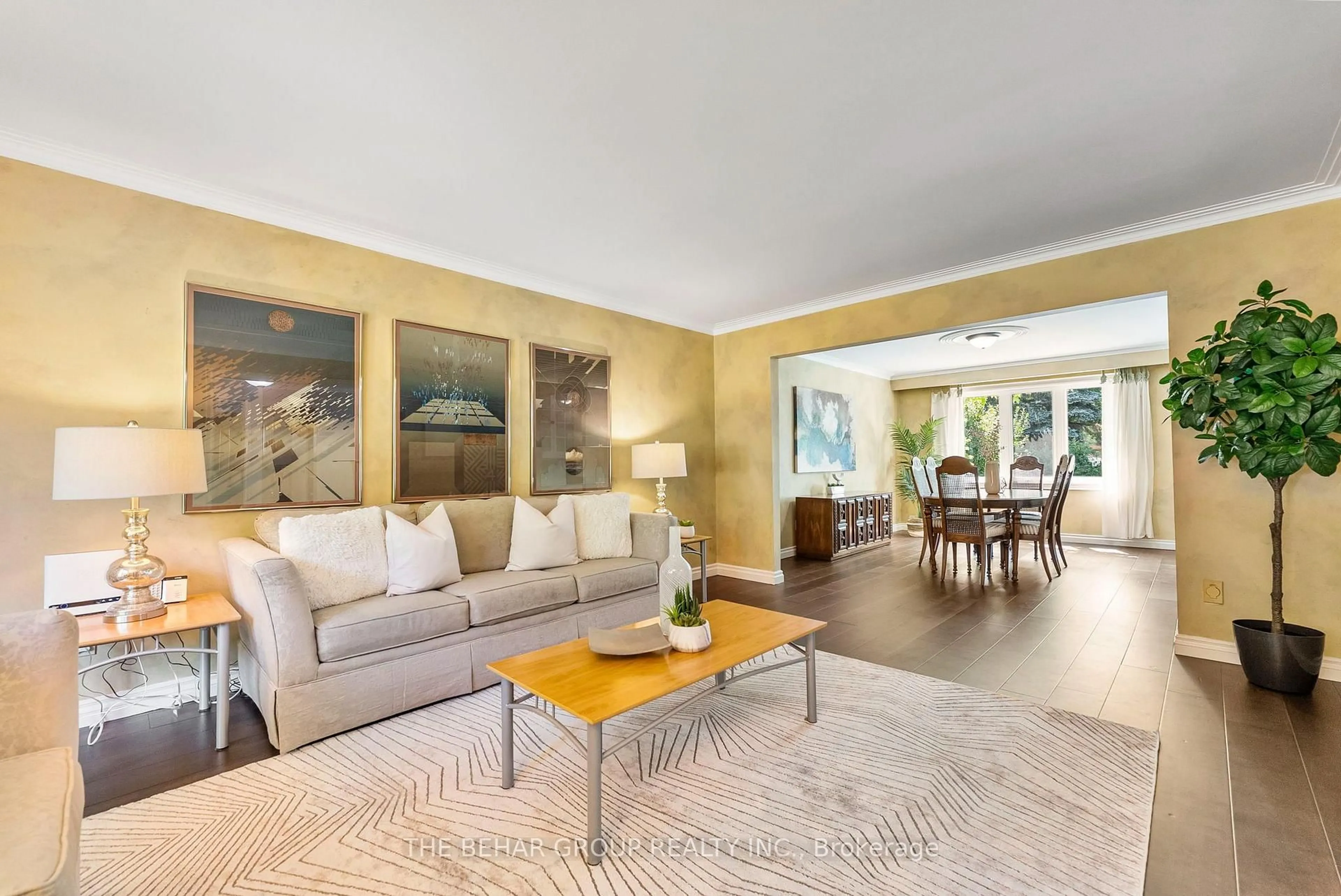 Living room with furniture, unknown for 404 Easy St, Richmond Hill Ontario L4C 5M6