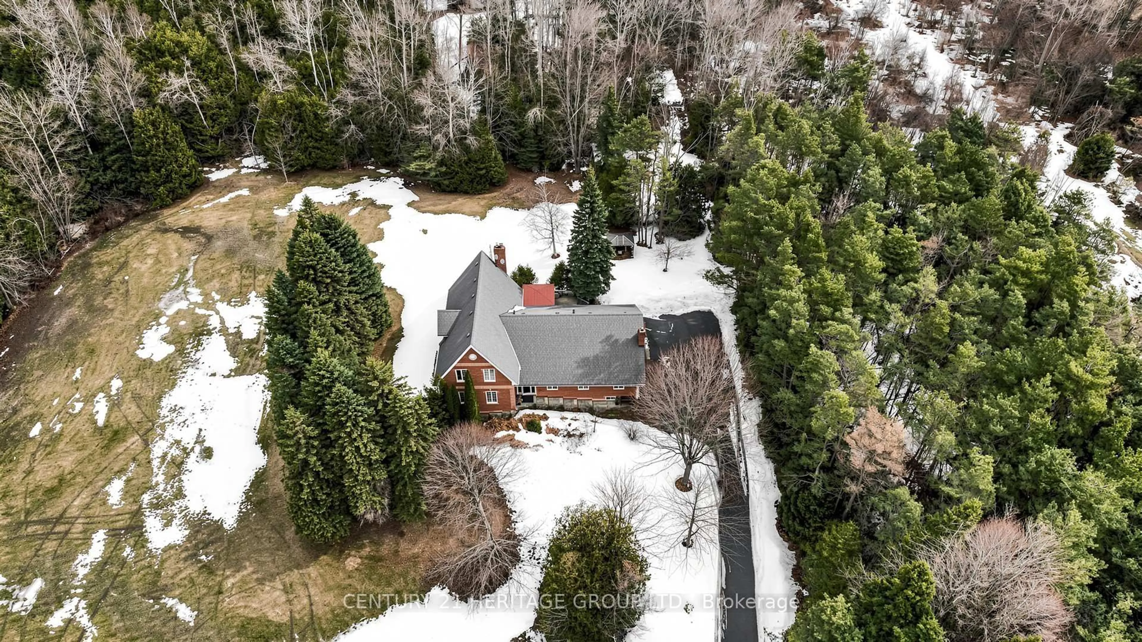 A pic from outside/outdoor area/front of a property/back of a property/a pic from drone, unknown for 21455 Warden Ave, East Gwillimbury Ontario L0G 1R0