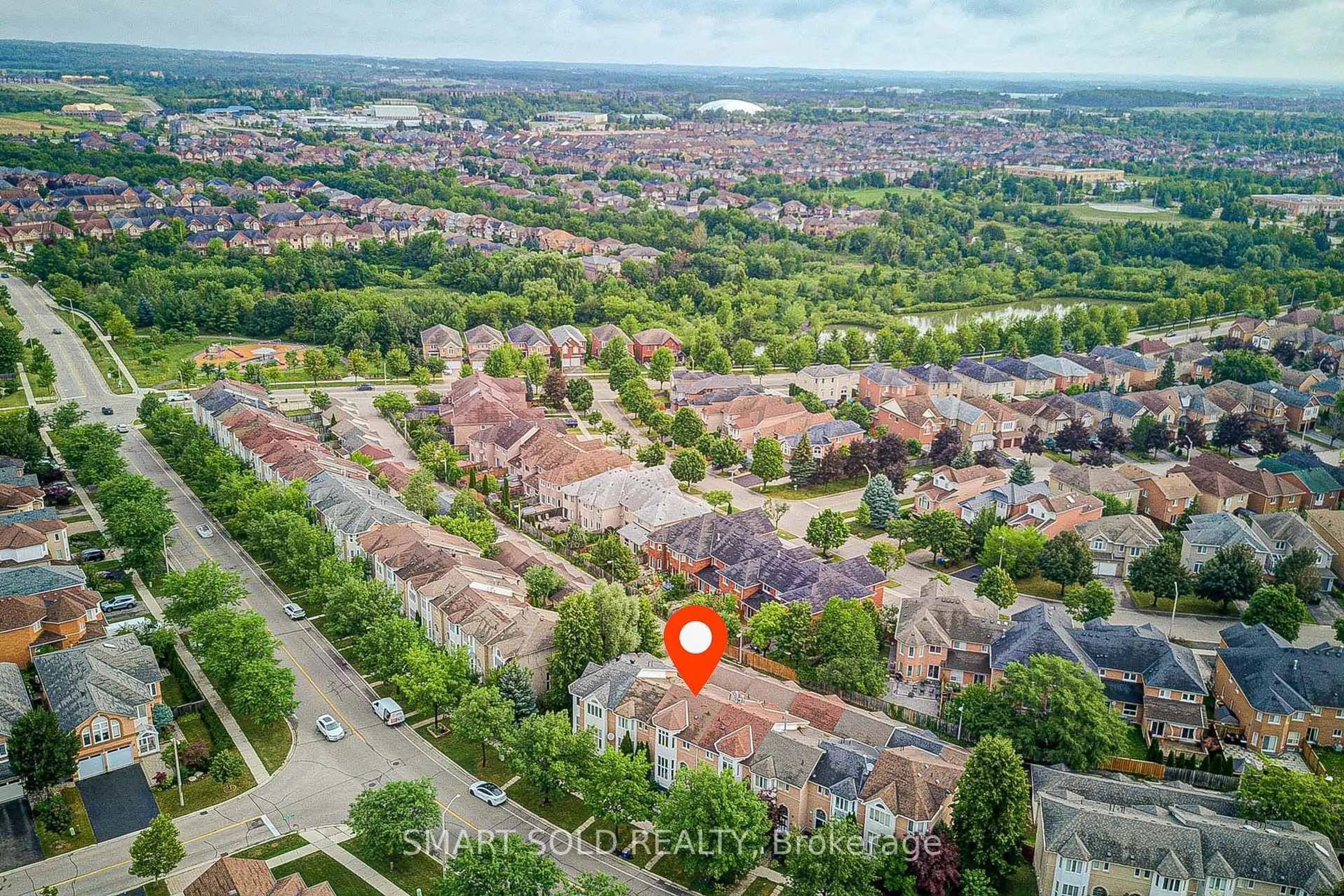 A pic from outside/outdoor area/front of a property/back of a property/a pic from drone, street for 195 Shirley Dr, Richmond Hill Ontario L4S 1T3