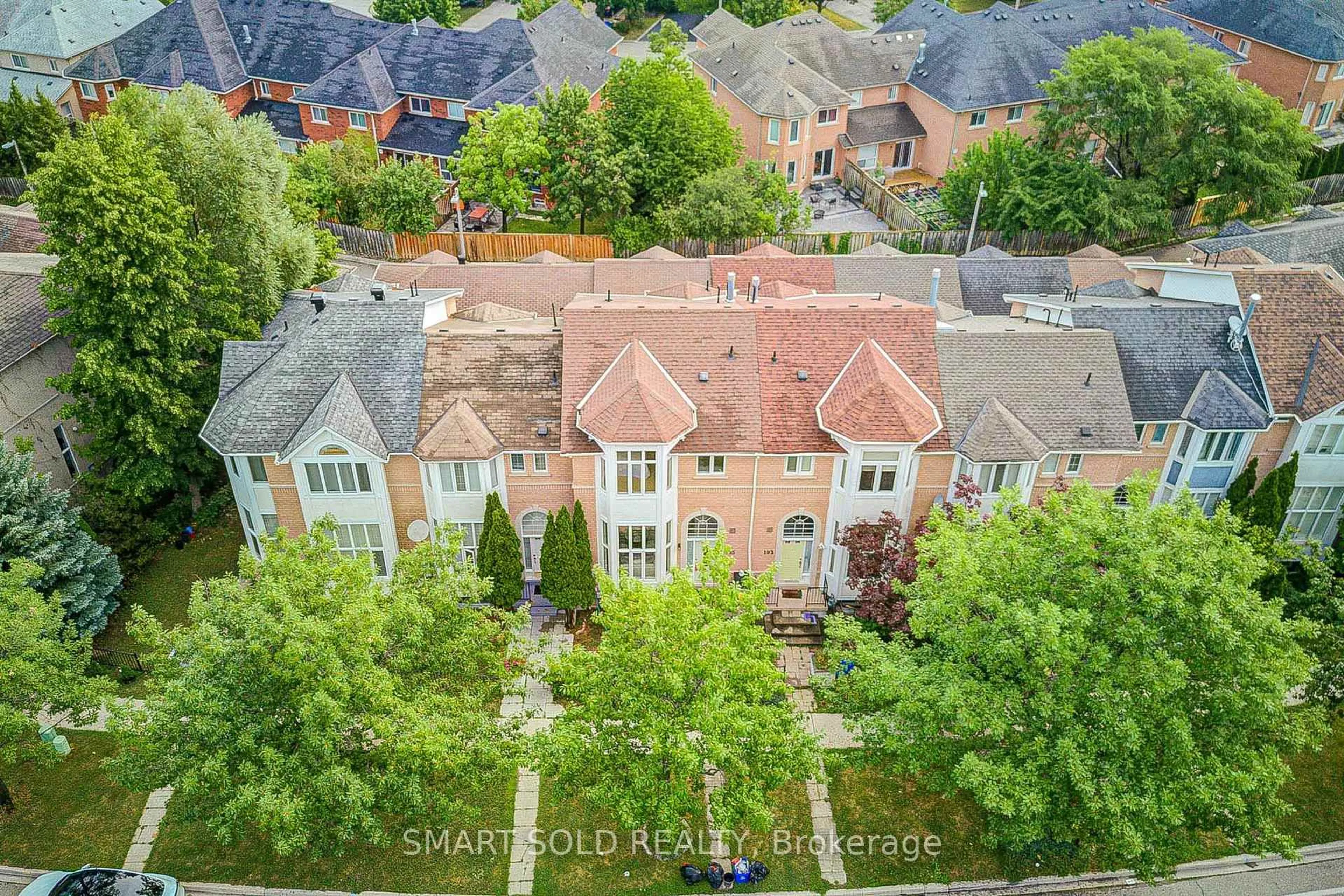 A pic from outside/outdoor area/front of a property/back of a property/a pic from drone, street for 195 Shirley Dr, Richmond Hill Ontario L4S 1T3