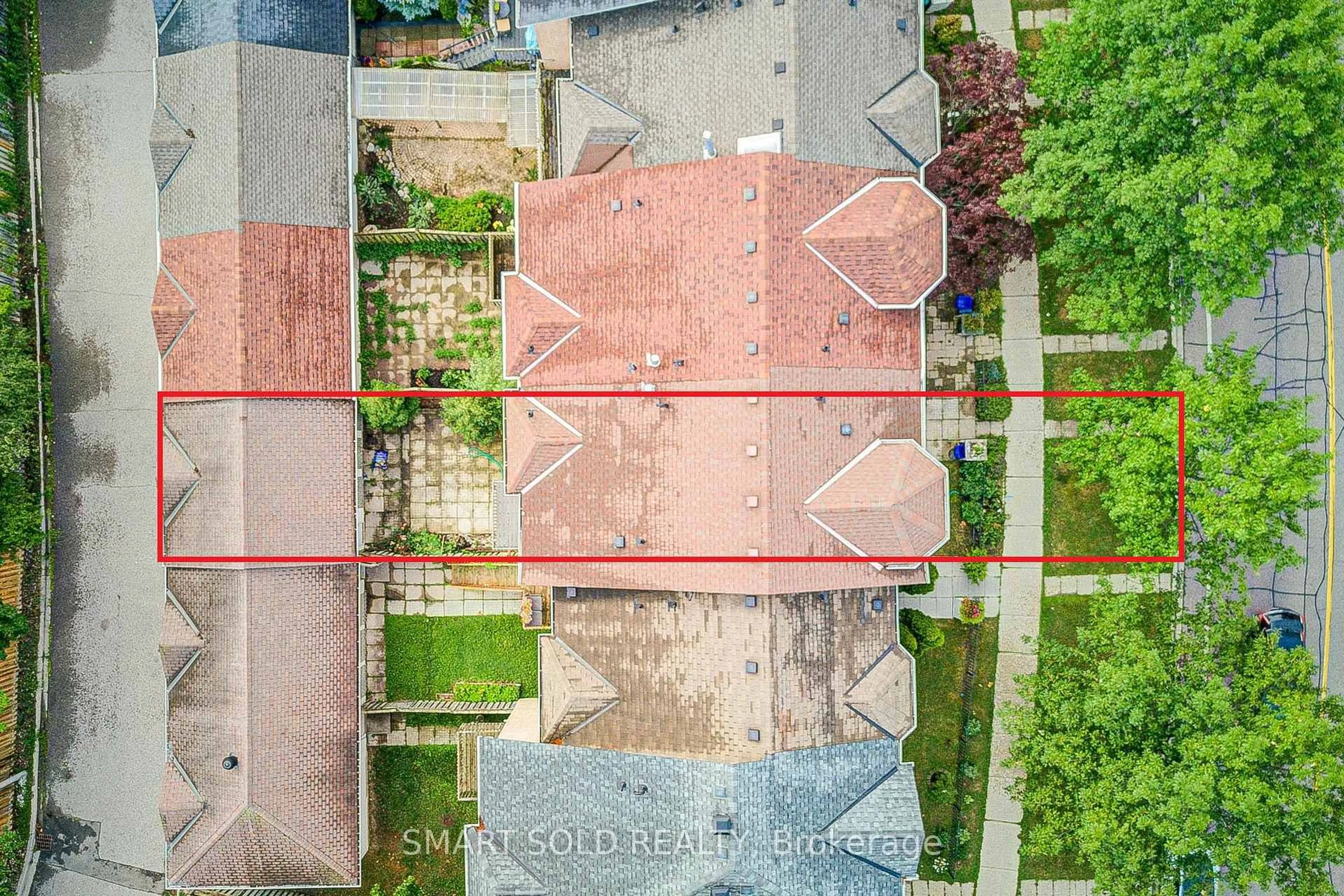 A pic from outside/outdoor area/front of a property/back of a property/a pic from drone, street for 195 Shirley Dr, Richmond Hill Ontario L4S 1T3