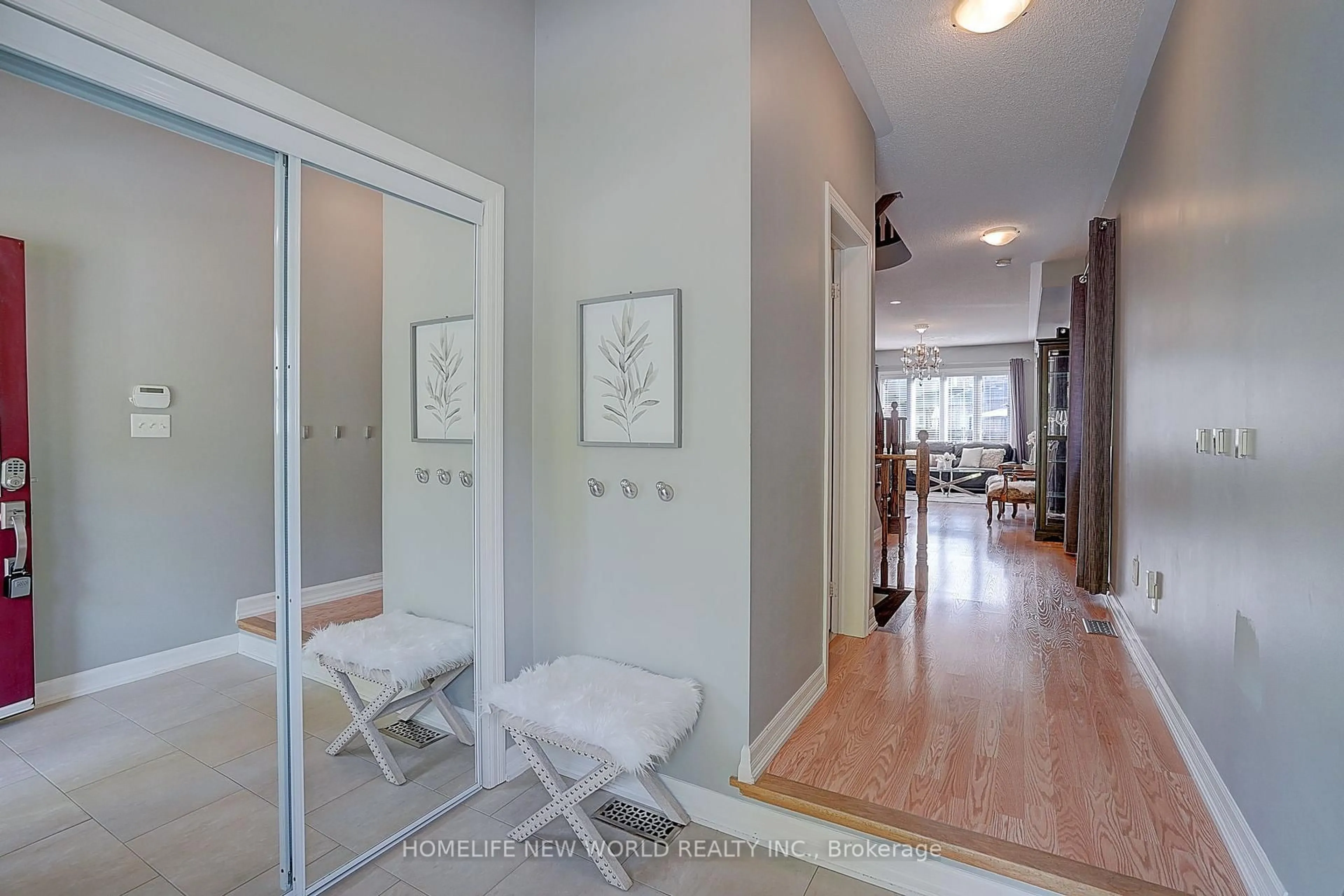 Indoor entryway for 160 Ken Laushway Ave, Whitchurch-Stouffville Ontario L4A 0S9