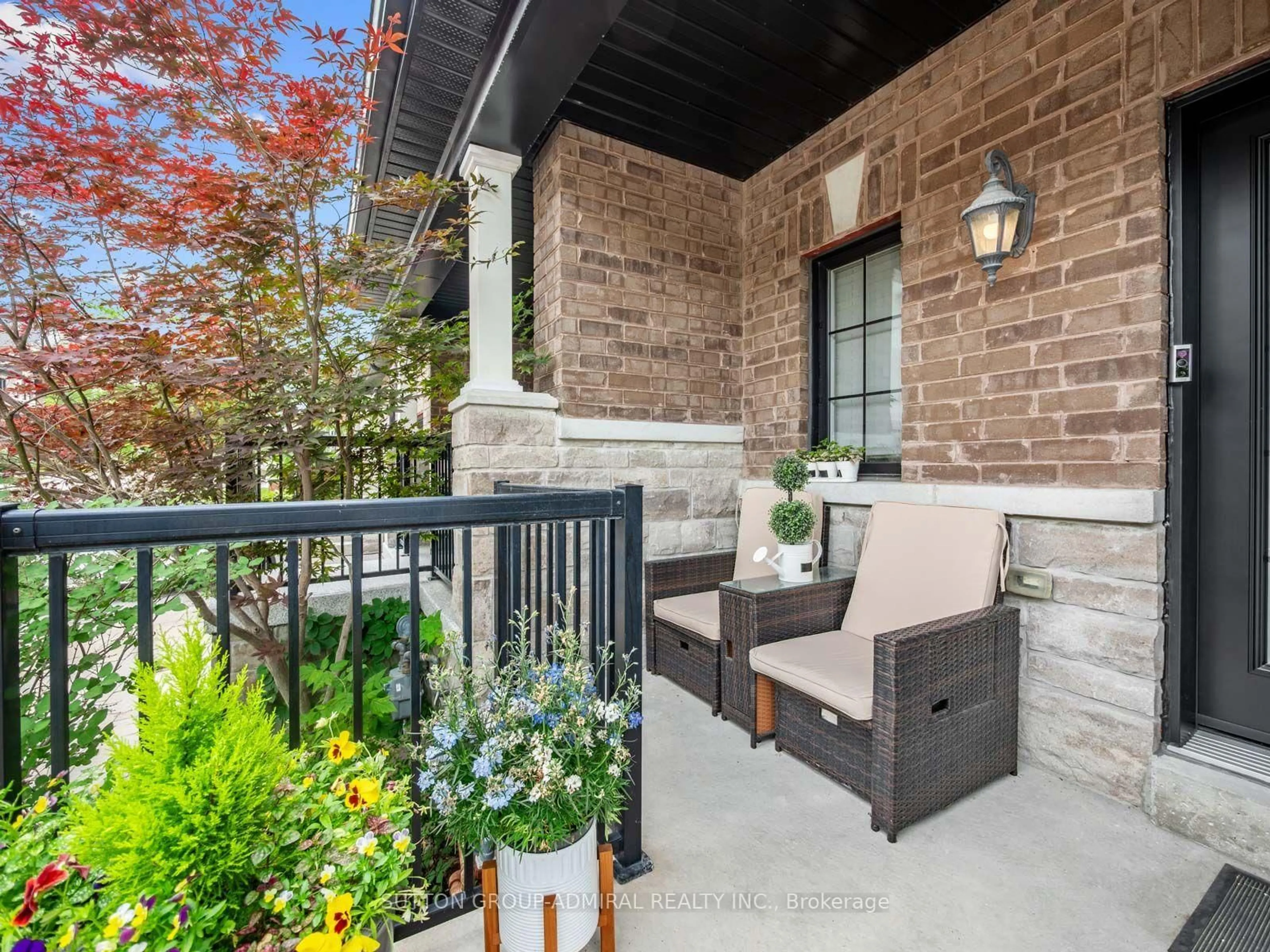 Patio, street for 16 Charmuse Lane, East Gwillimbury Ontario L9N 0N7
