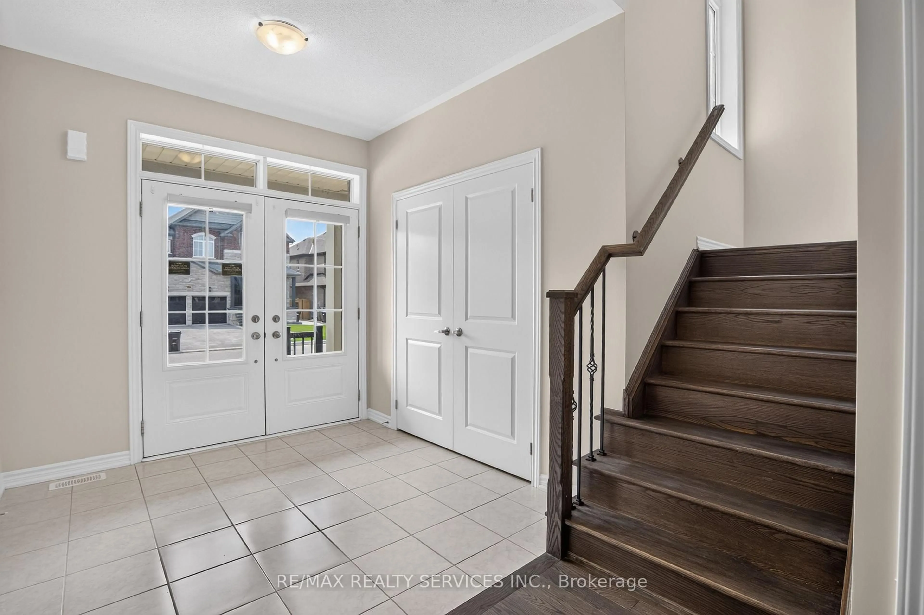Indoor entryway for 1182 Corby Way, Innisfil Ontario L9S 0R1
