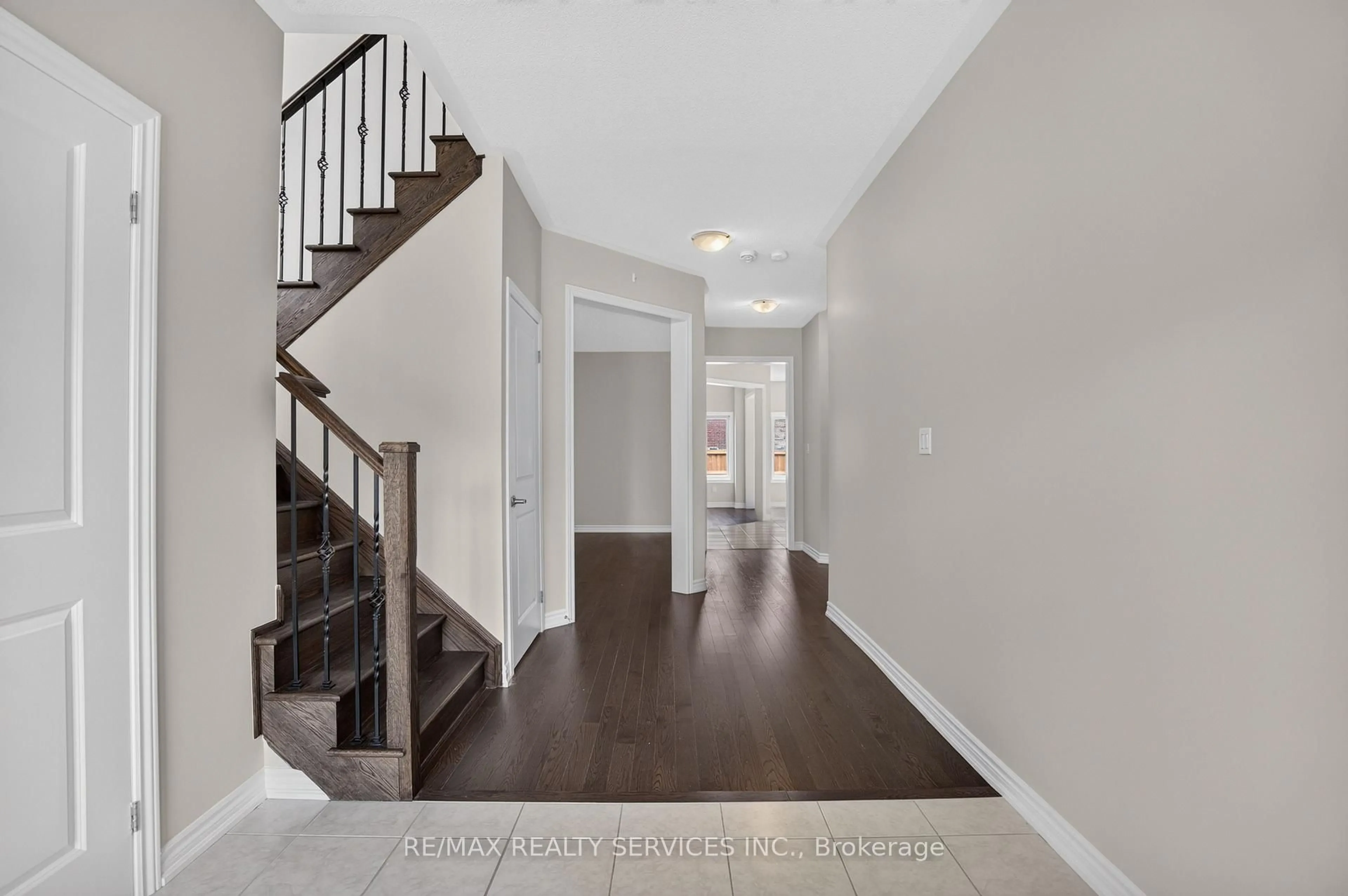Indoor entryway for 1182 Corby Way, Innisfil Ontario L9S 0R1