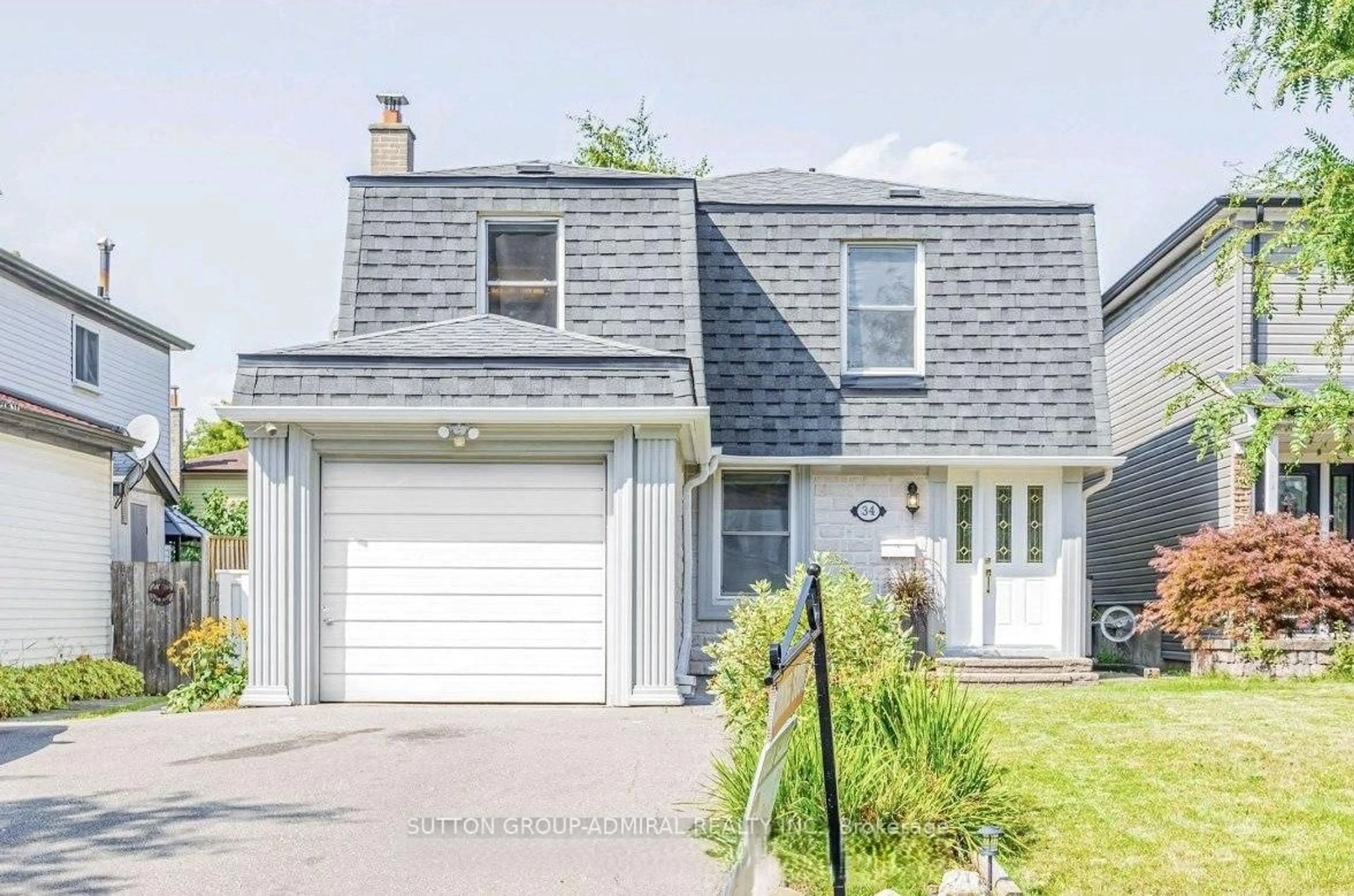 Home with vinyl exterior material, street for 34 Kitsilano Cres, Richmond Hill Ontario L4C 5A5