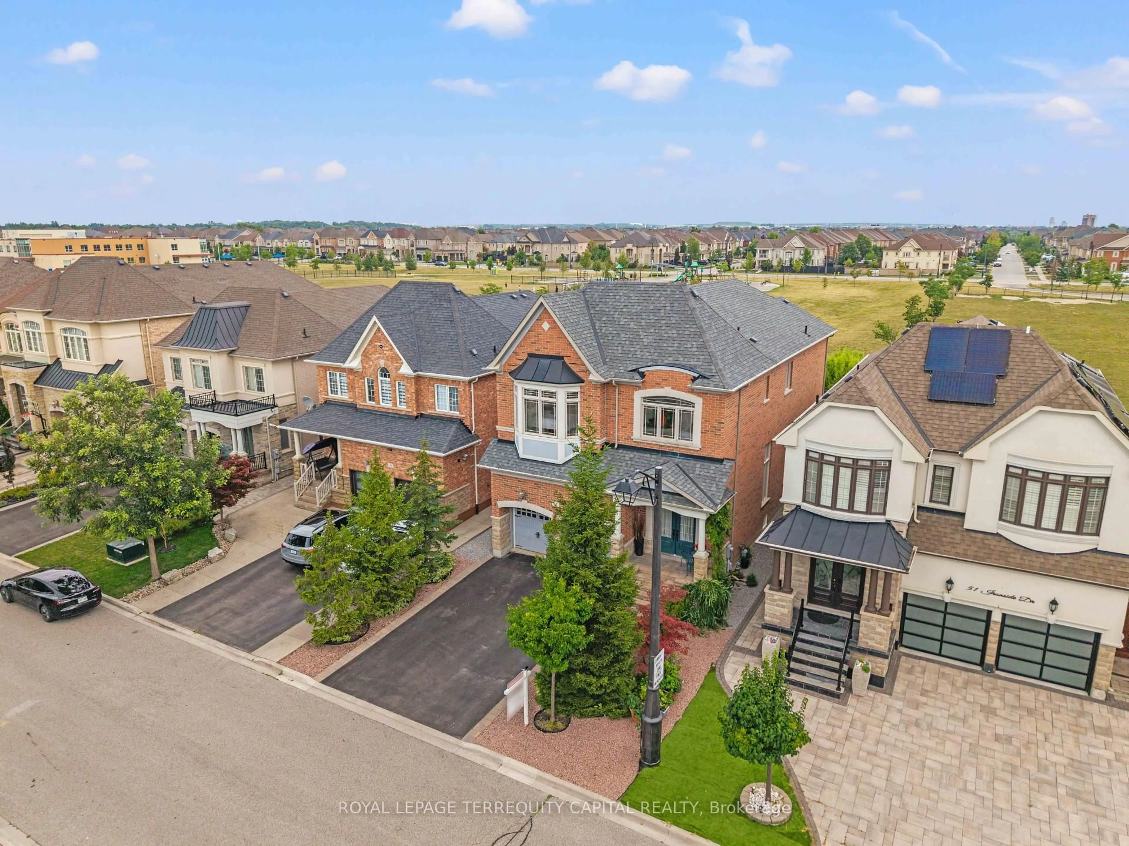 A pic from outside/outdoor area/front of a property/back of a property/a pic from drone, street for 55 Ironside Dr, Vaughan Ontario L4L 1A6