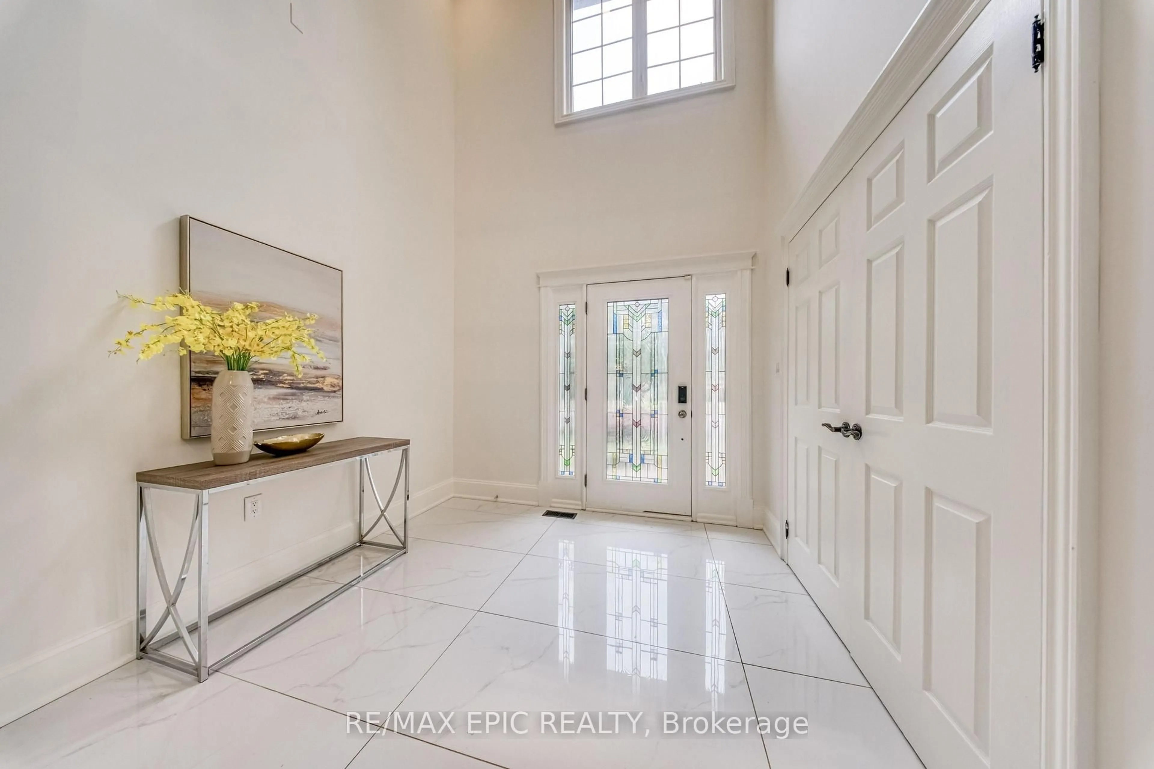Indoor entryway for 961 Damascus Crt, Newmarket Ontario L3X 1L2