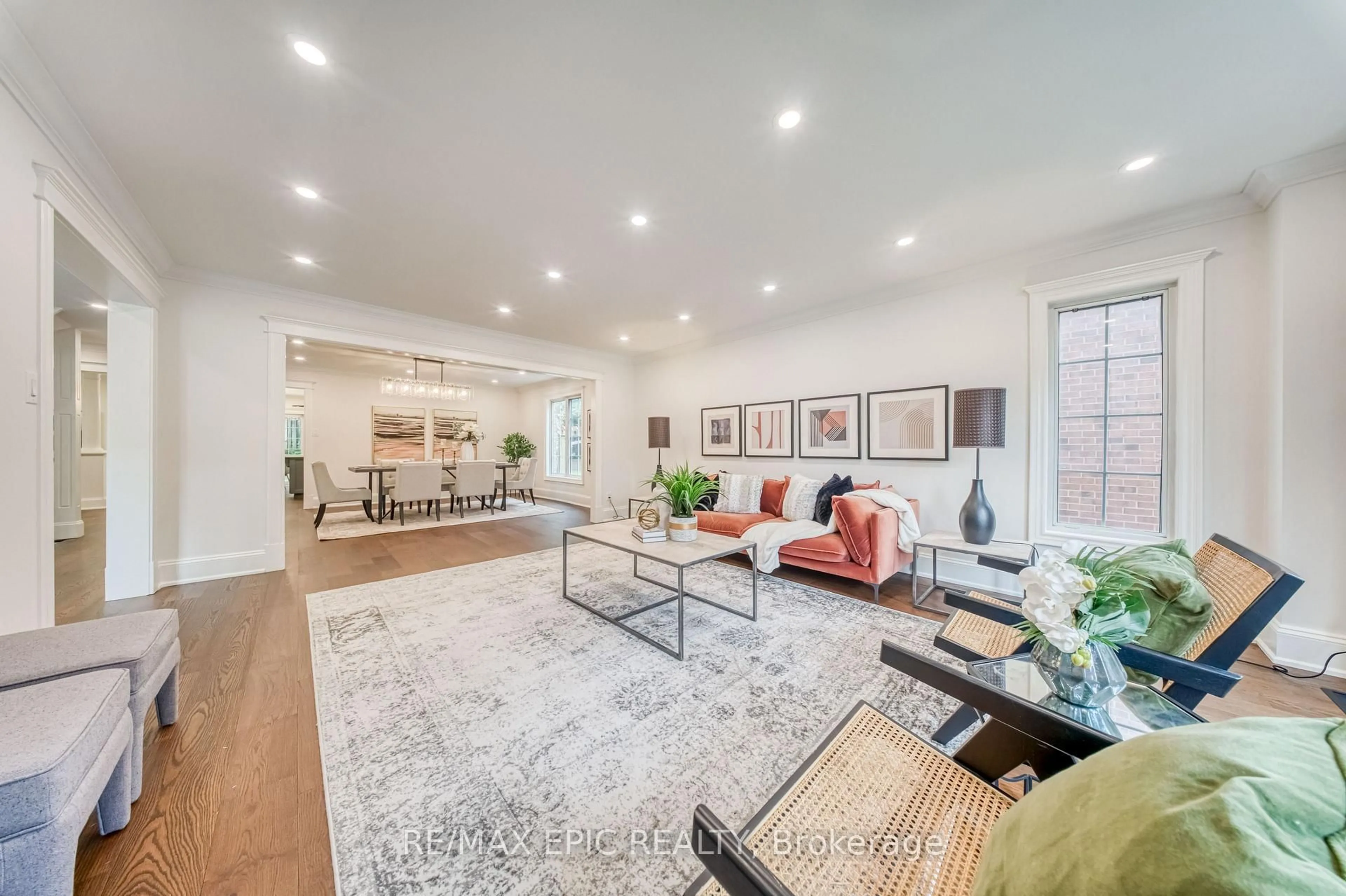 Living room with furniture, unknown for 961 Damascus Crt, Newmarket Ontario L3X 1L2