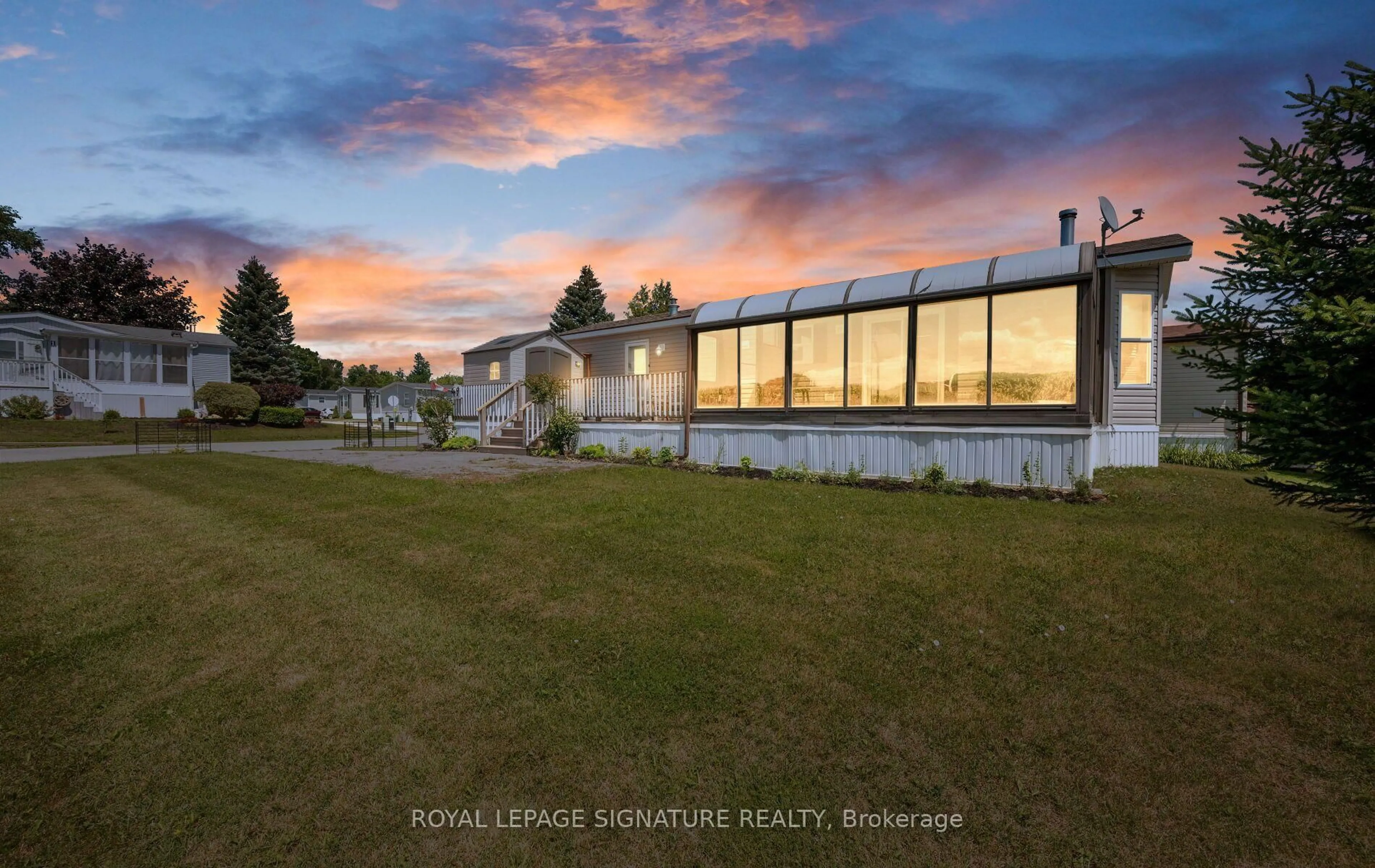 A pic from outside/outdoor area/front of a property/back of a property/a pic from drone, unknown for 49 Sunrise Circ, Bradford West Gwillimbury Ontario L3Z 3W9