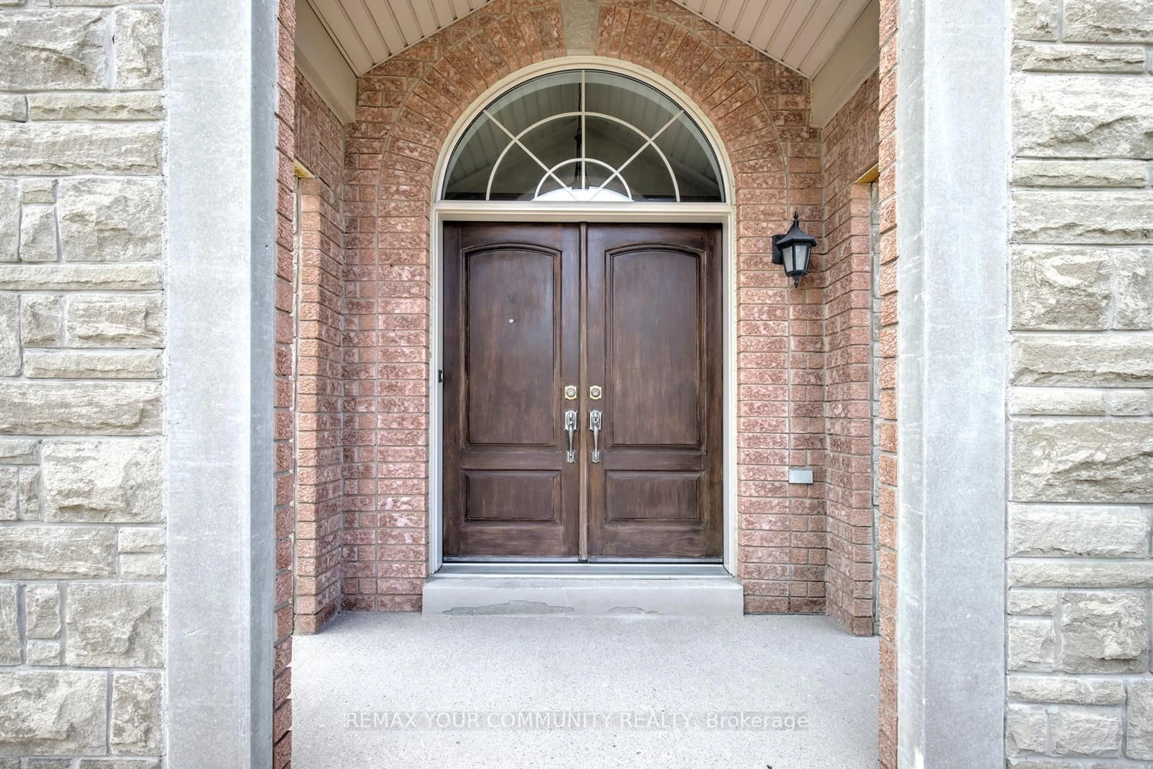 Indoor entryway for 99 Lealinds Rd, Vaughan Ontario L6A 4L4