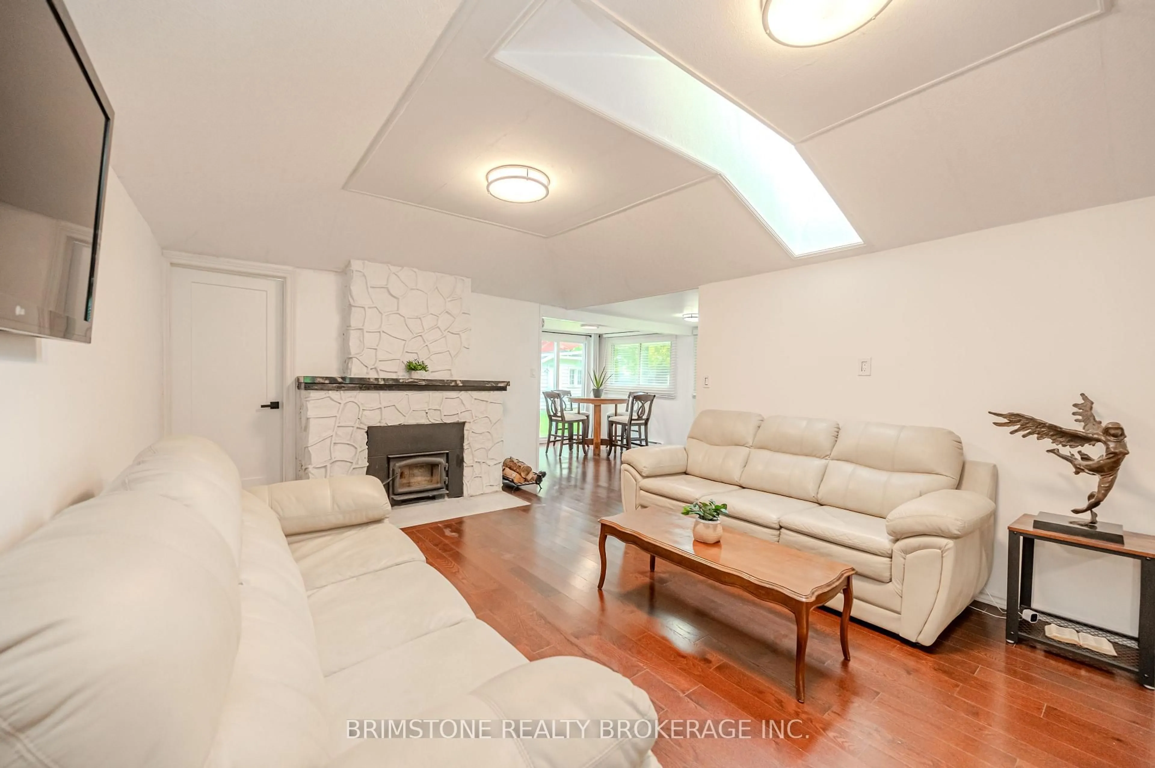 Living room with furniture, unknown for 3923 Algonquin Ave, Innisfil Ontario L9S 2M3
