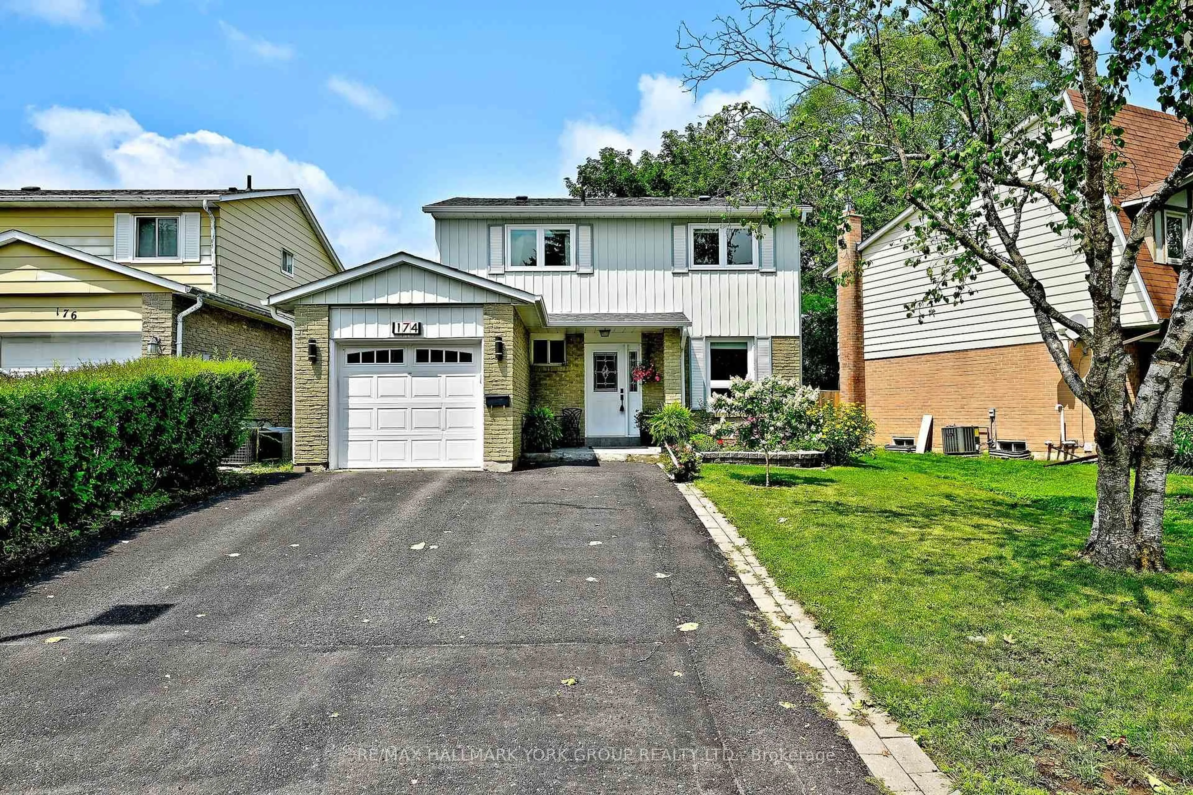 Home with vinyl exterior material, street for 174 Currey Cres, Newmarket Ontario L3Y 5M9