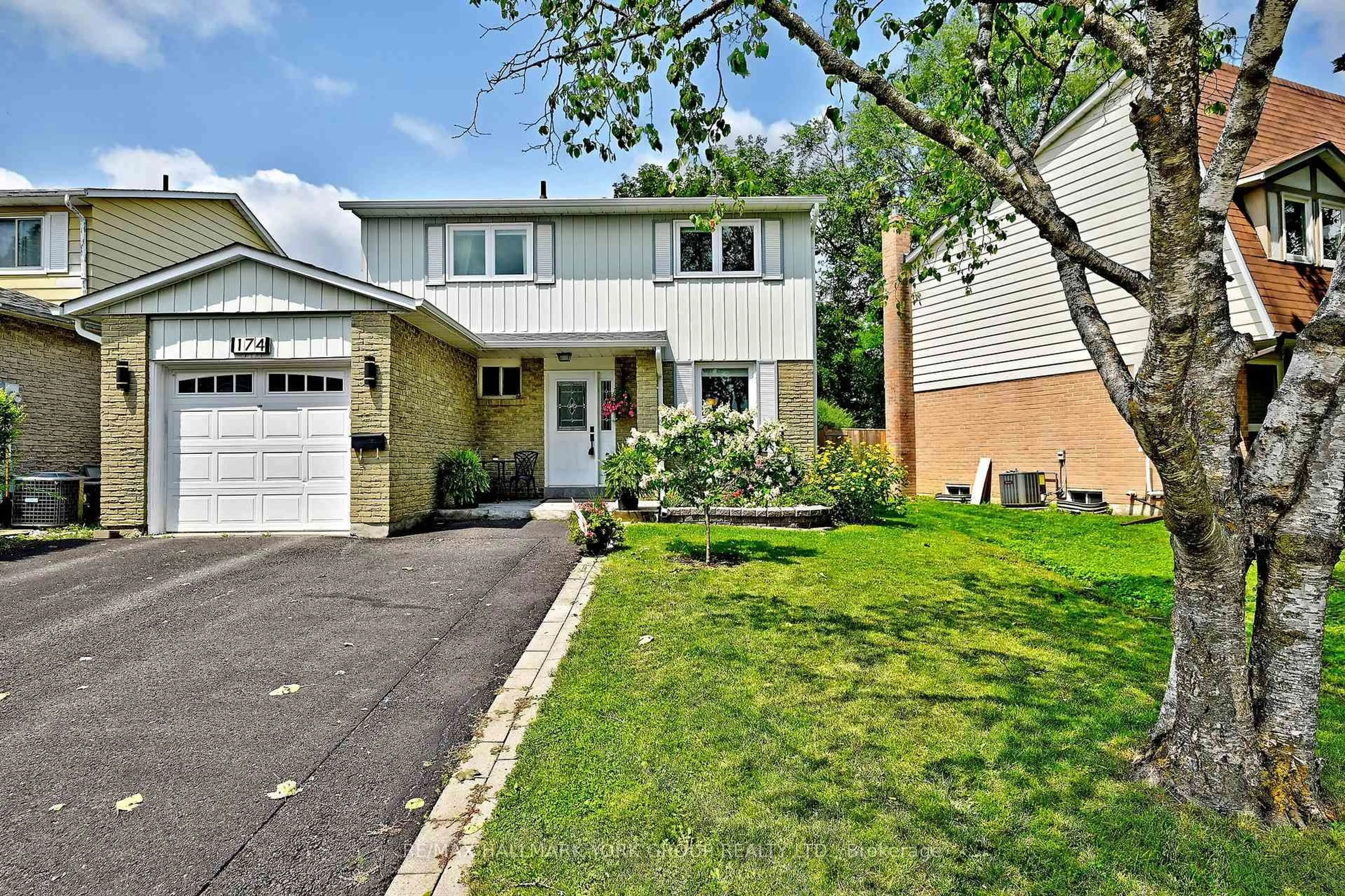 Home with vinyl exterior material, street for 174 Currey Cres, Newmarket Ontario L3Y 5M9