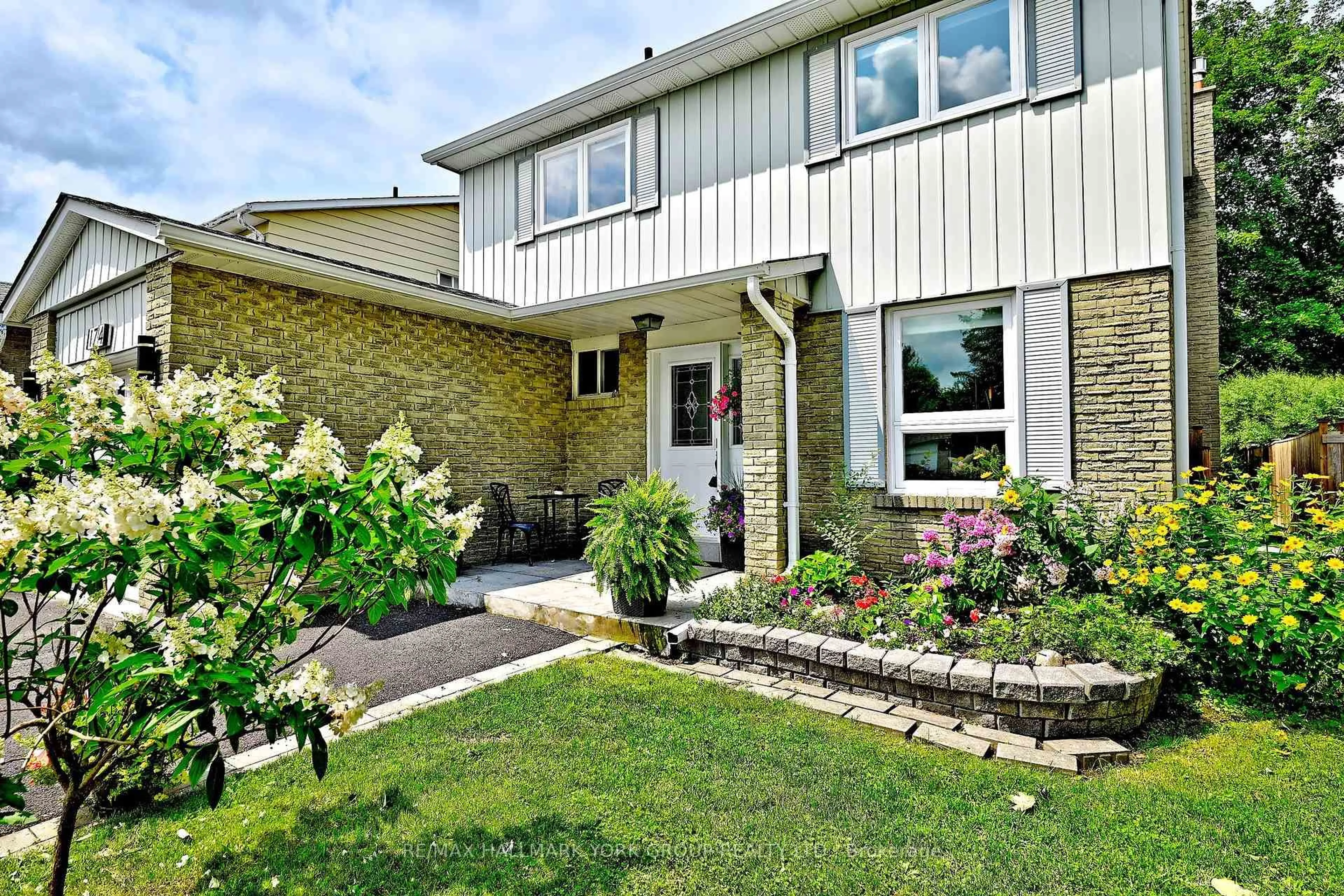 Home with brick exterior material, street for 174 Currey Cres, Newmarket Ontario L3Y 5M9