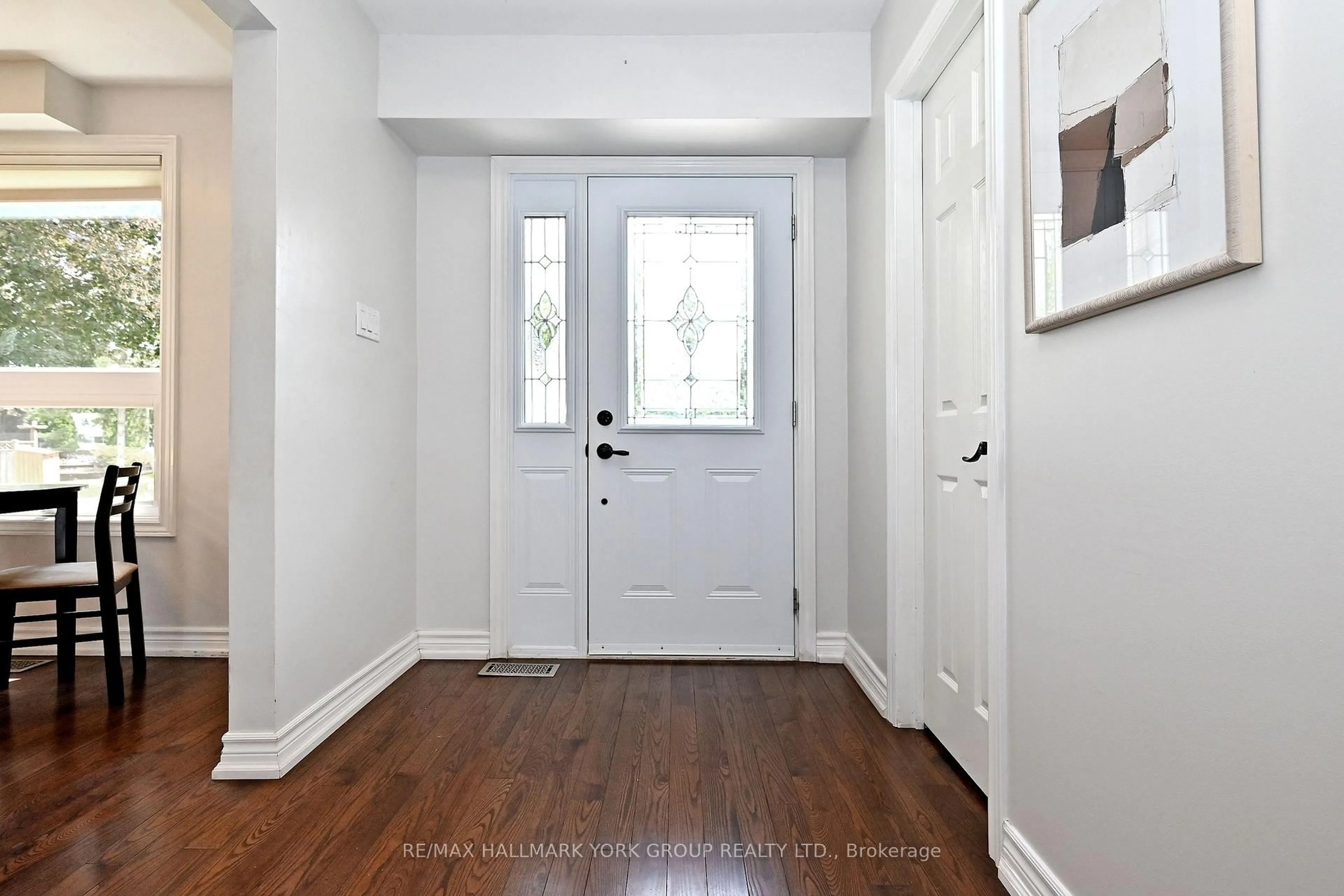 Indoor entryway for 174 Currey Cres, Newmarket Ontario L3Y 5M9