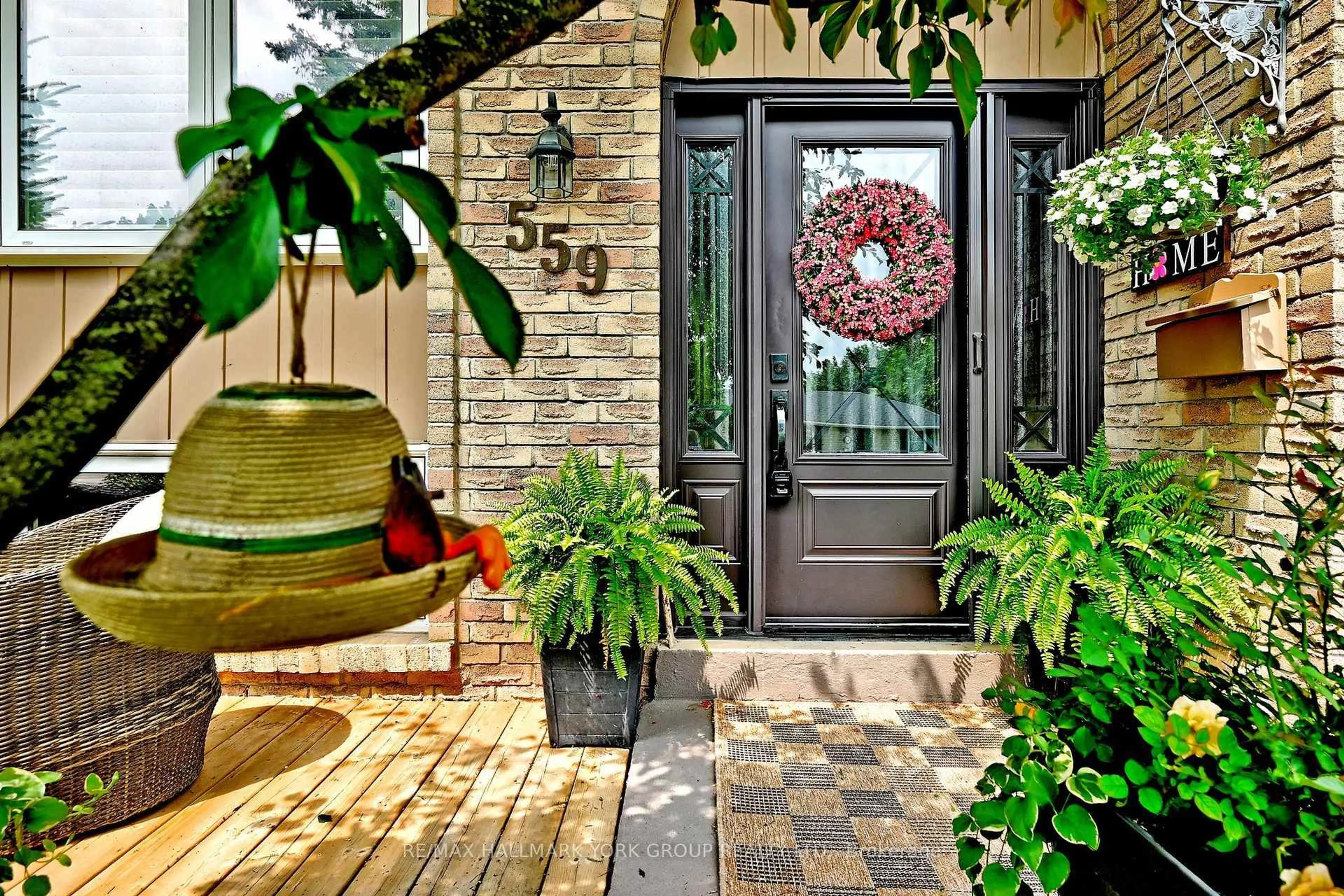 Indoor entryway for 559 Haines Rd, Newmarket Ontario L3Y 6V4
