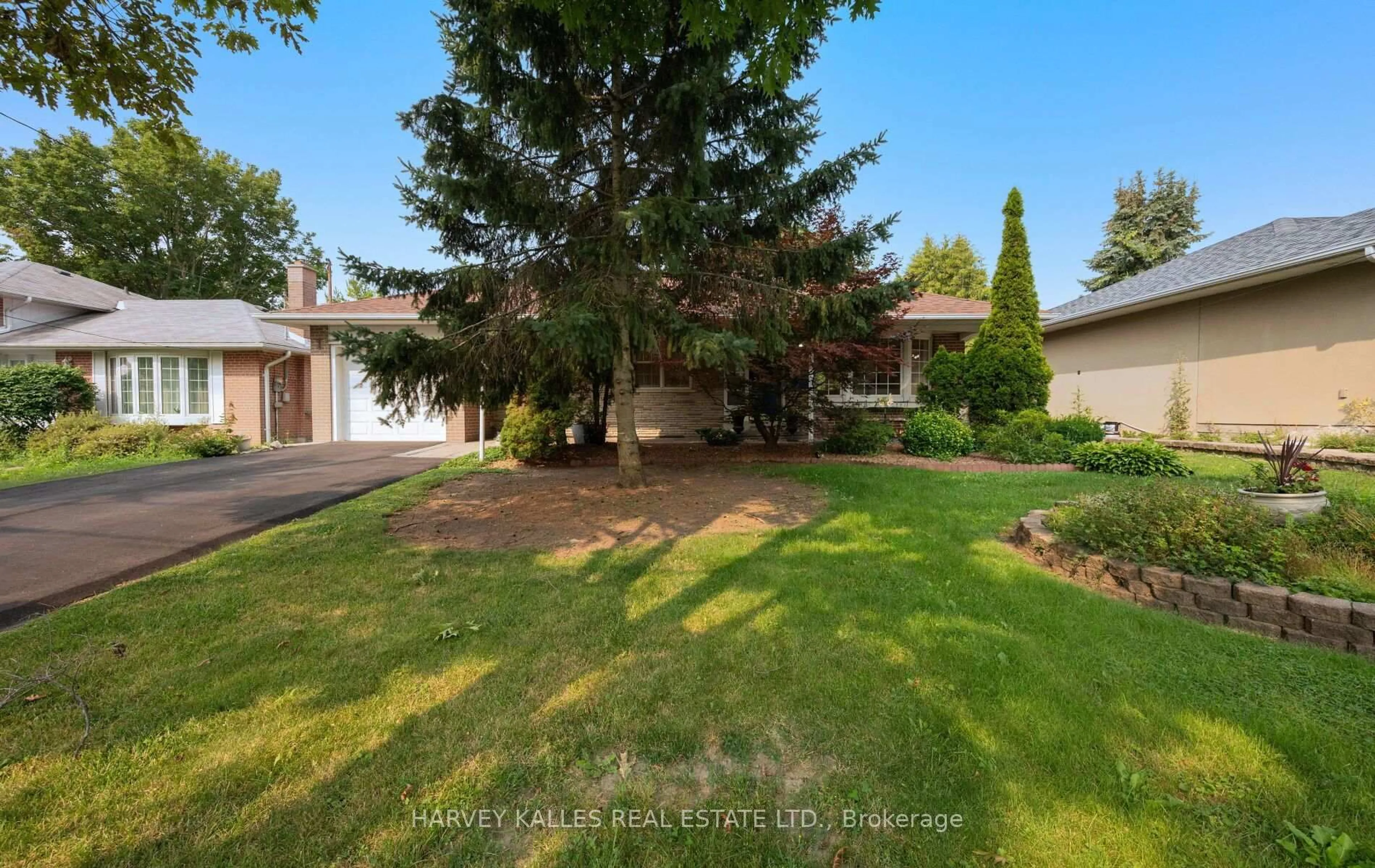 A pic from outside/outdoor area/front of a property/back of a property/a pic from drone, street for 20 Willowgate Dr, Markham Ontario L3P 1G3