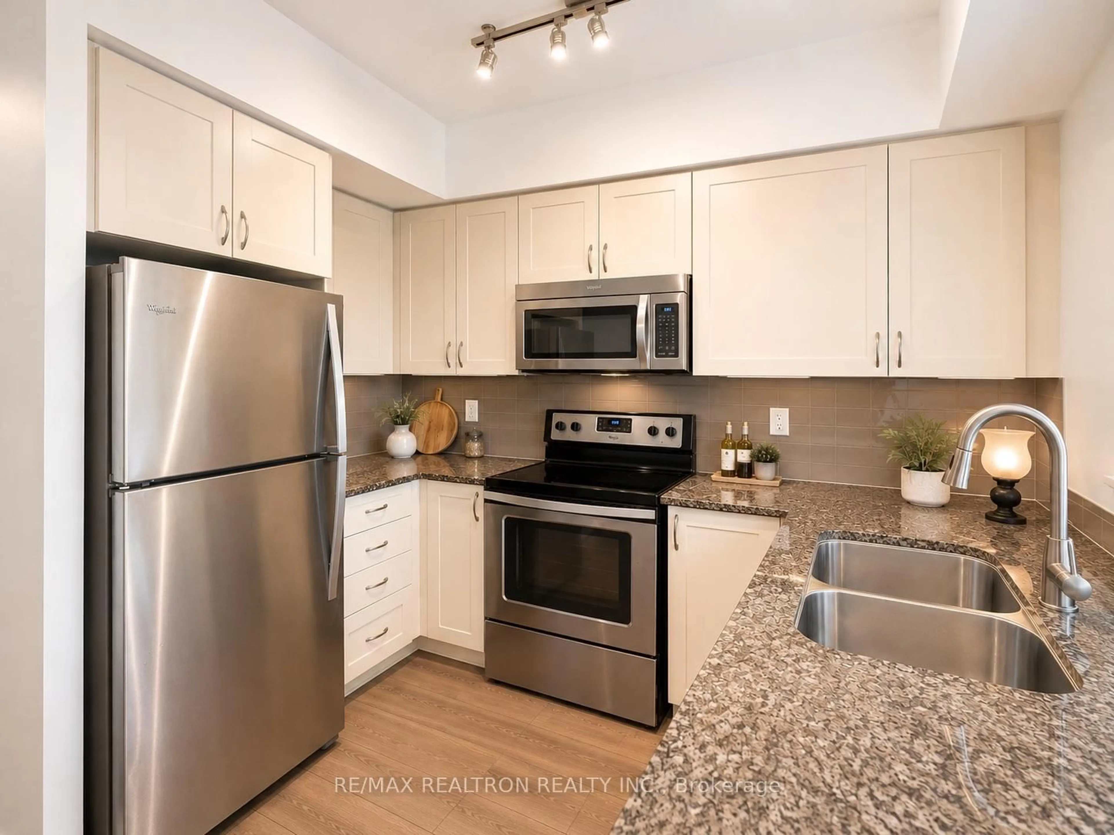 Standard kitchen, ceramic/tile floor for 7890 Bathurst St #1904, Vaughan Ontario L4J 0J8